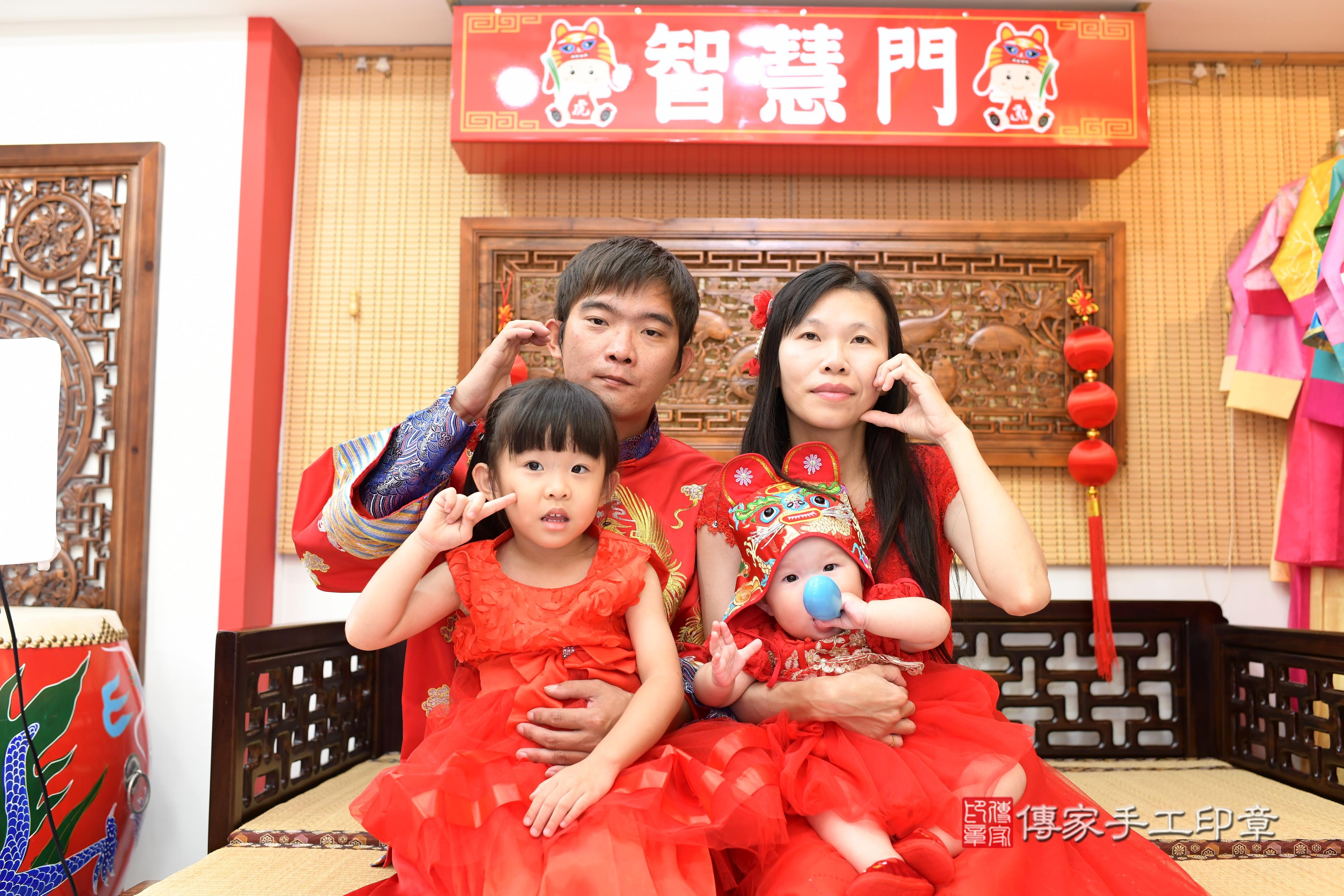 傳家手工印章台南店、抓周、度脺、中國風會場、傳家嬰兒古禮、吉祥話、抓周道具物品24種、拍照。抓周證書。寶寶抓周、滿周歲、生日快樂、祝福