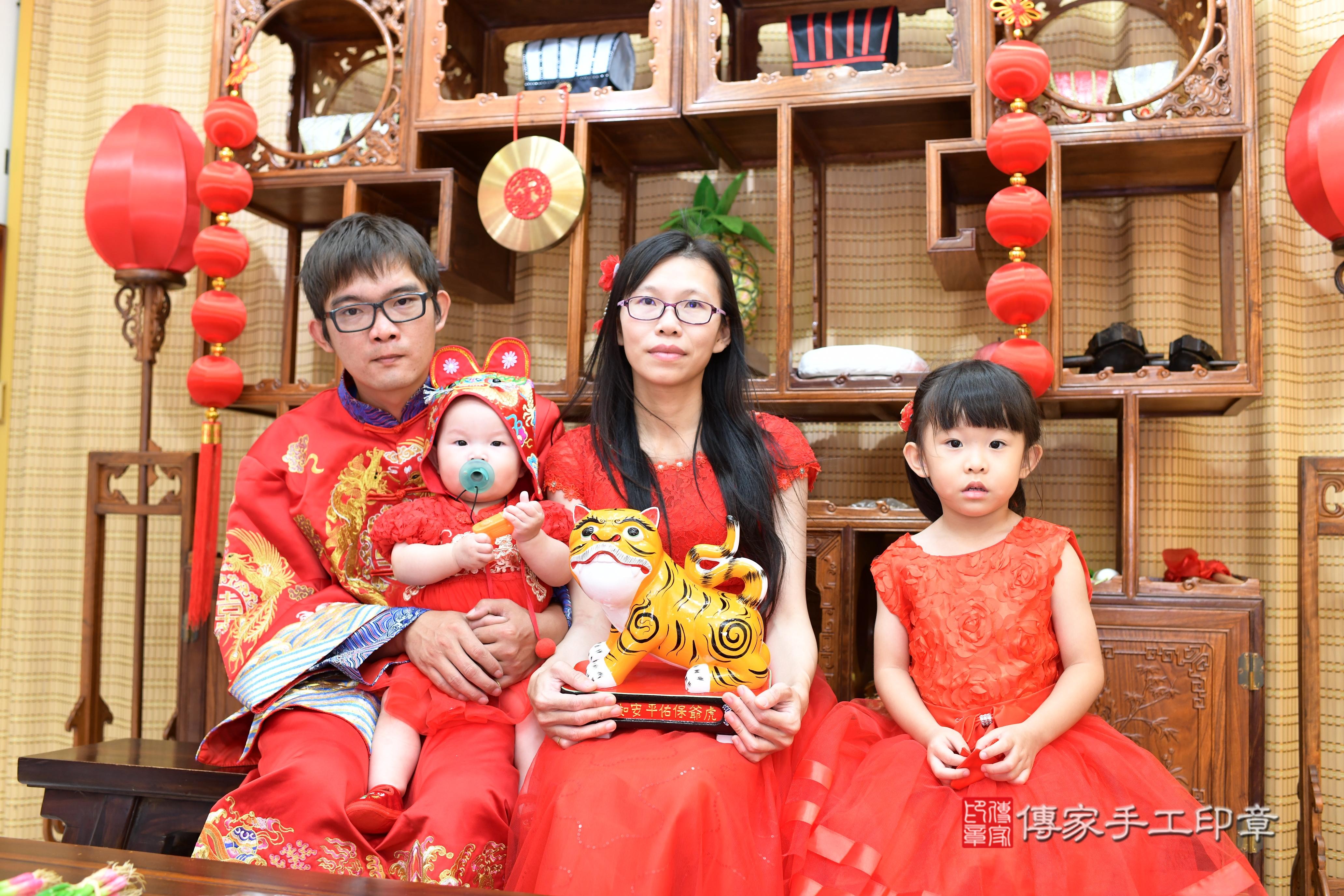 傳家手工印章台南店、抓周、度脺、中國風會場、傳家嬰兒古禮、吉祥話、抓周道具物品24種、拍照。抓周證書。寶寶抓周、滿周歲、生日快樂、祝福