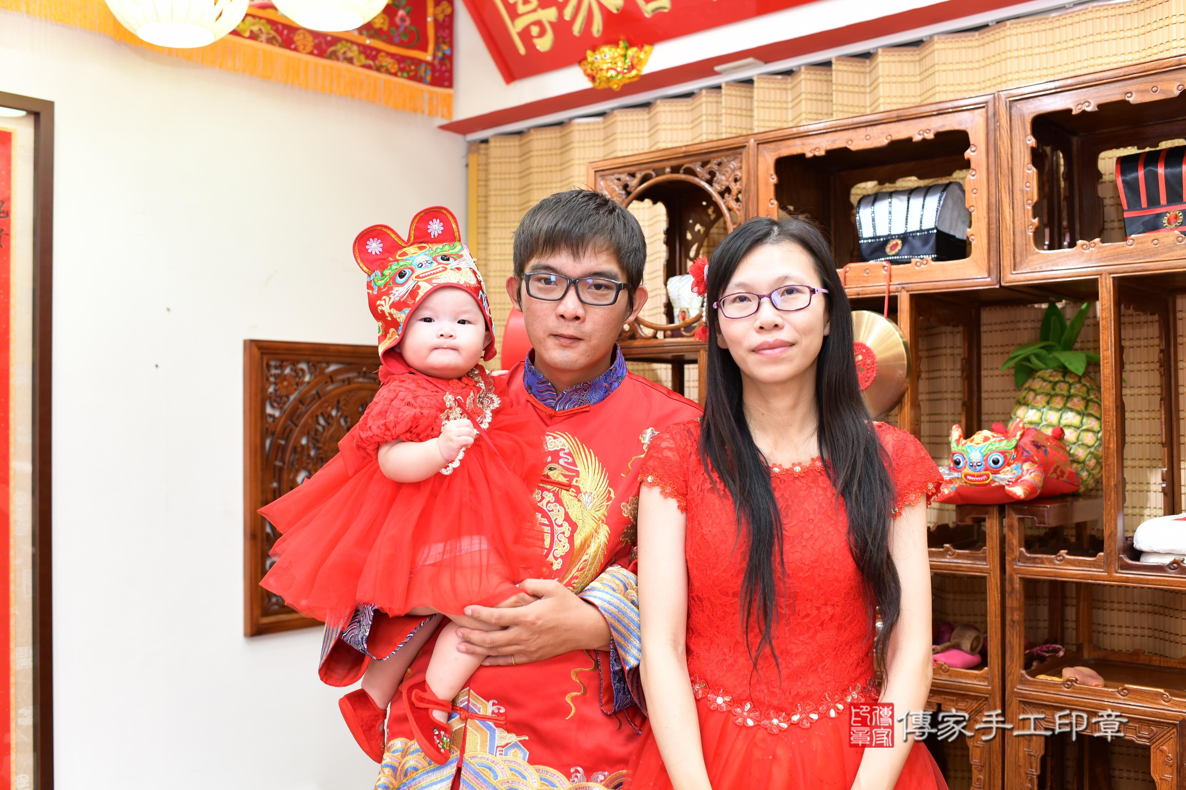 傳家手工印章台南店、抓周、度脺、中國風會場、傳家嬰兒古禮、吉祥話、抓周道具物品24種、拍照。抓周證書。寶寶抓周、滿周歲、生日快樂、祝福