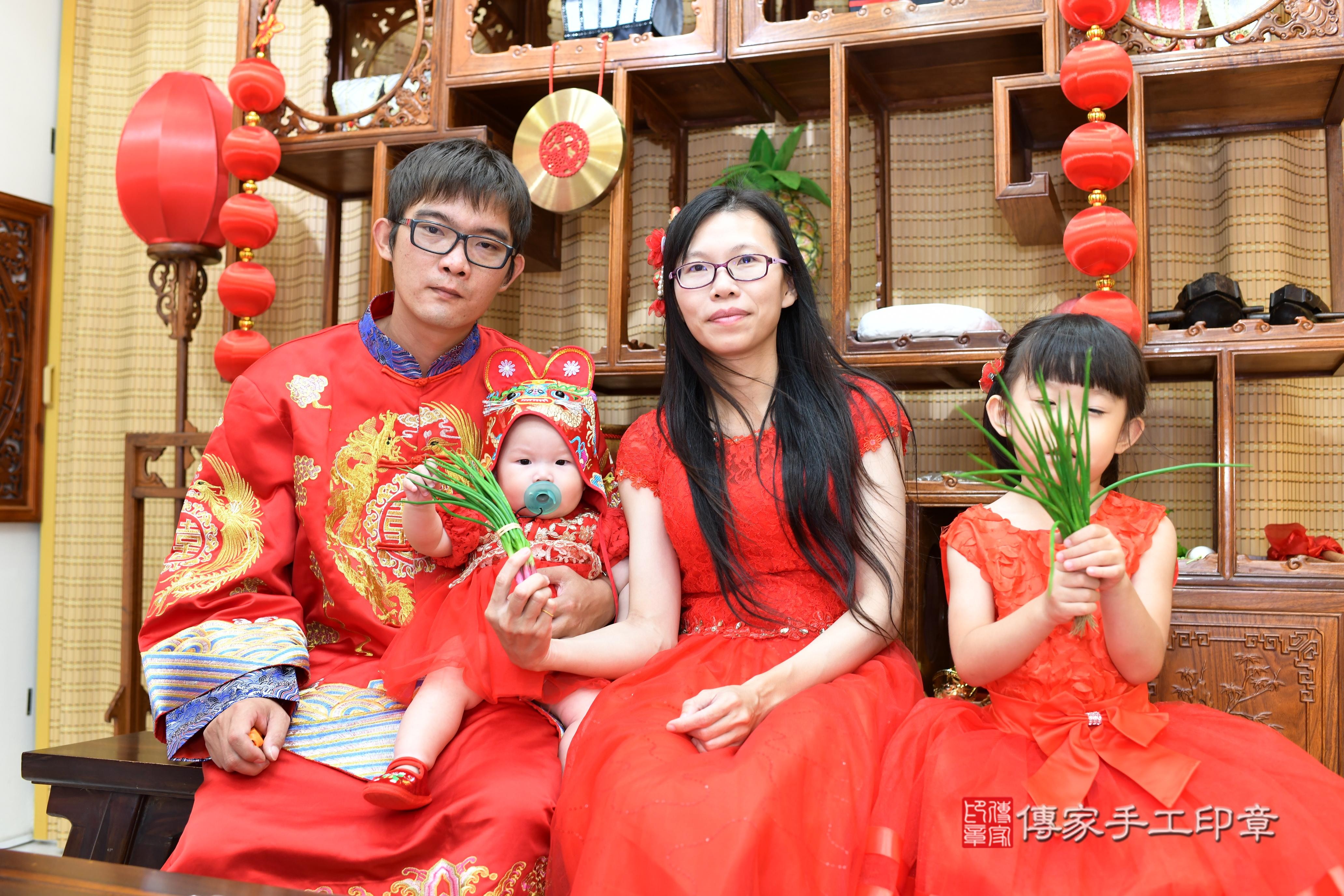 傳家手工印章台南店、抓周、度脺、中國風會場、傳家嬰兒古禮、吉祥話、抓周道具物品24種、拍照。抓周證書。寶寶抓周、滿周歲、生日快樂、祝福