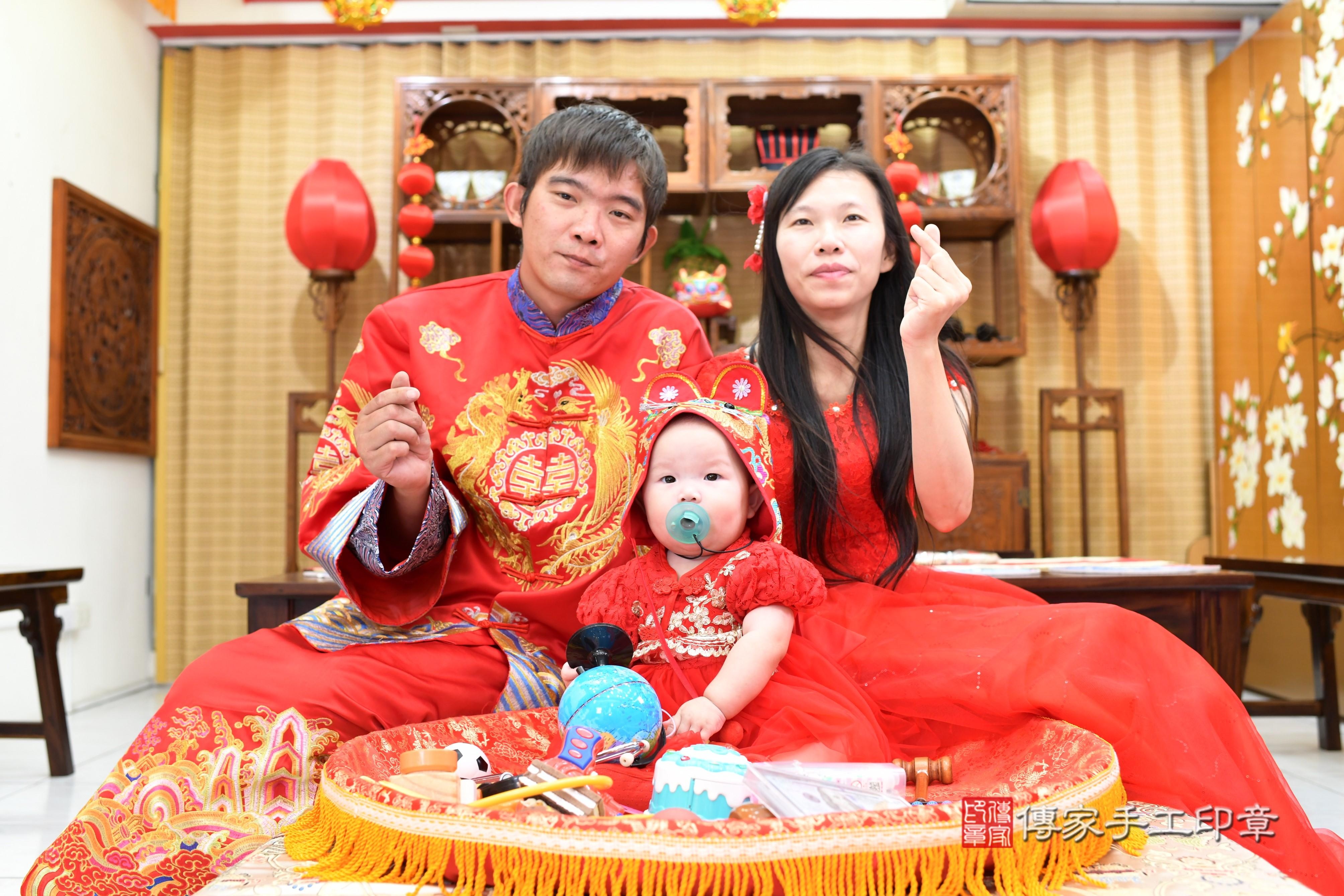 傳家手工印章台南店、抓周、度脺、中國風會場、傳家嬰兒古禮、吉祥話、抓周道具物品24種、拍照。抓周證書。寶寶抓周、滿周歲、生日快樂、祝福