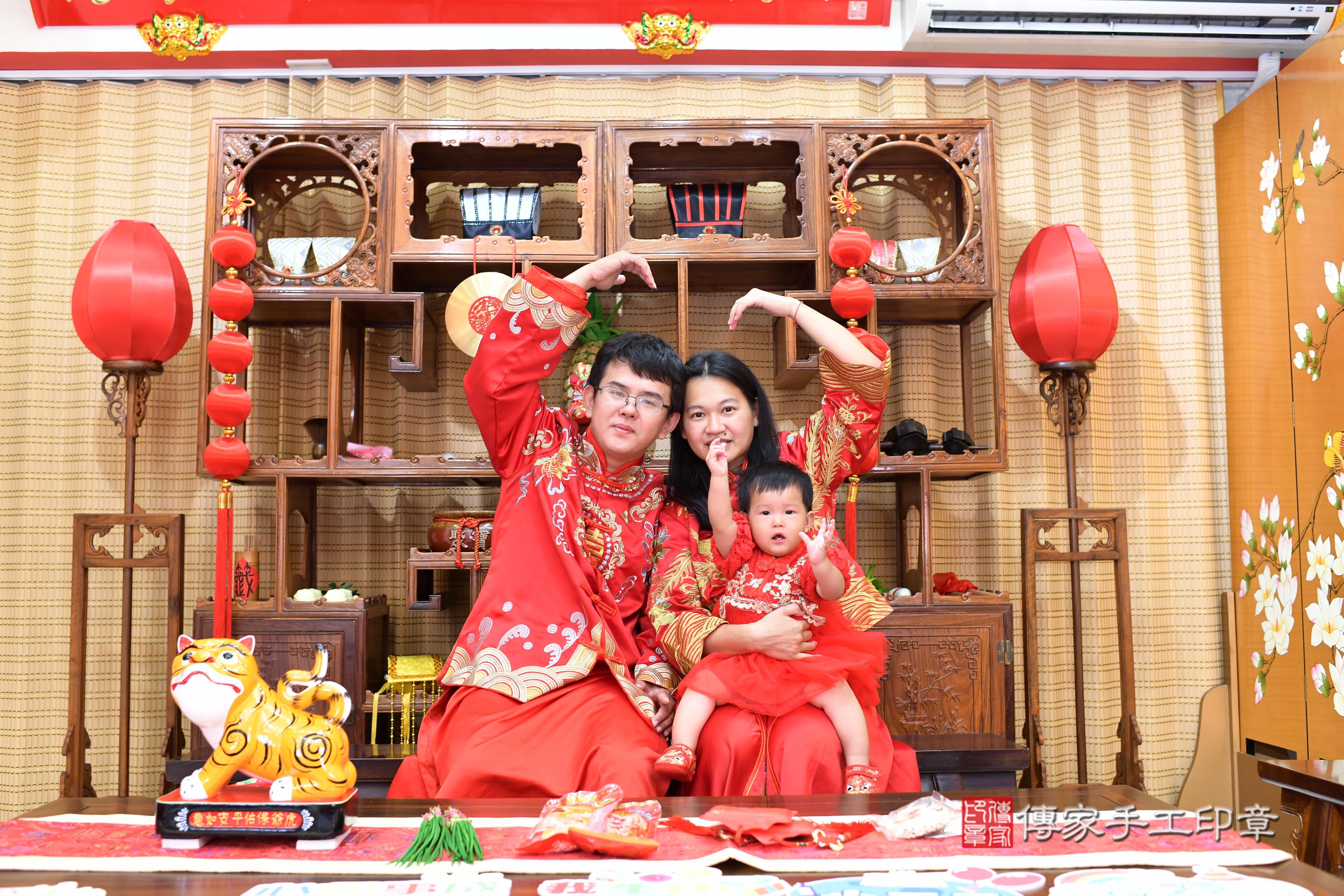 傳家手工印章台南店、抓周、度脺、中國風會場、傳家嬰兒古禮、吉祥話、抓周道具物品24種、拍照。抓周證書。寶寶抓周、滿周歲、生日快樂、祝福