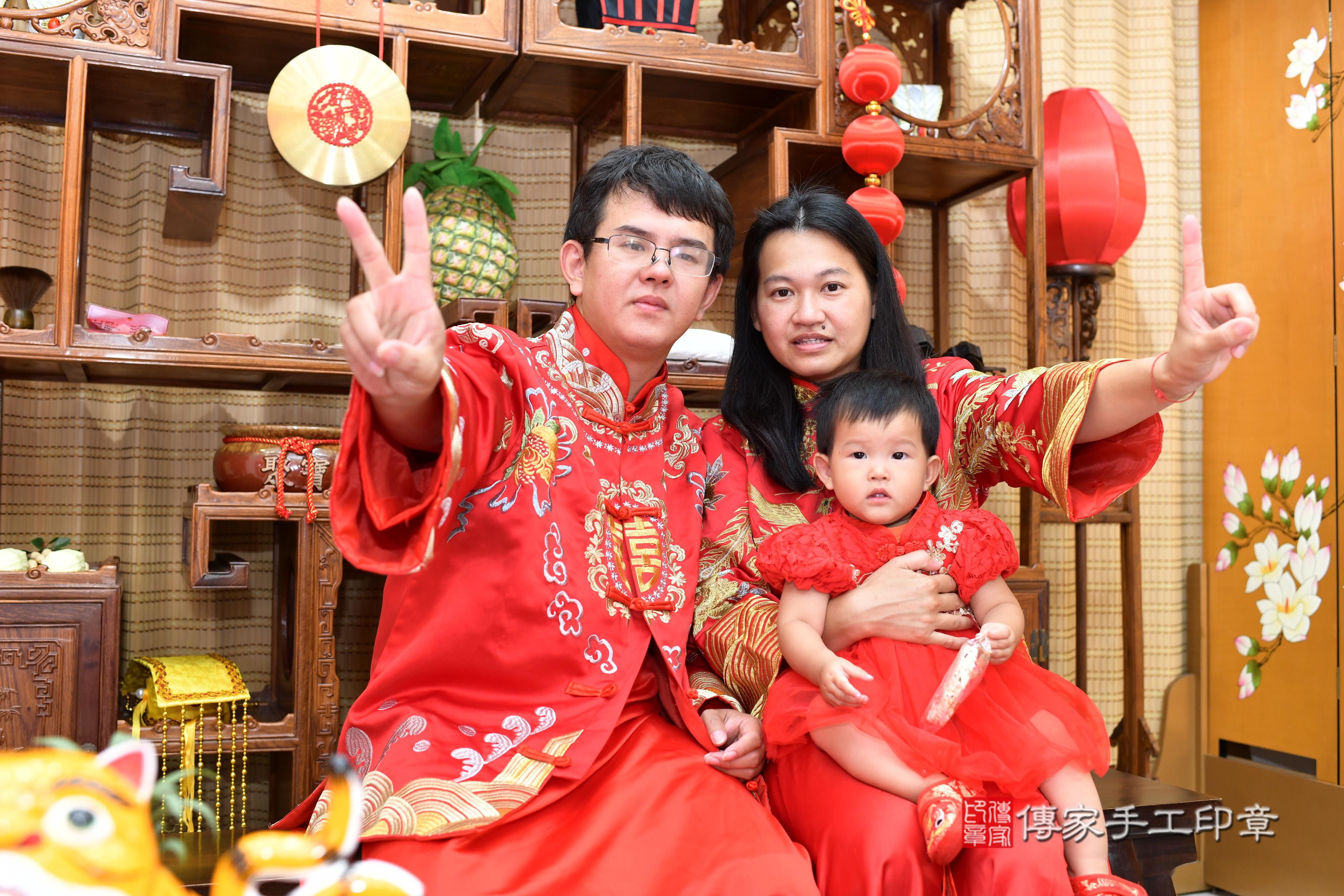 傳家手工印章台南店、抓周、度脺、中國風會場、傳家嬰兒古禮、吉祥話、抓周道具物品24種、拍照。抓周證書。寶寶抓周、滿周歲、生日快樂、祝福