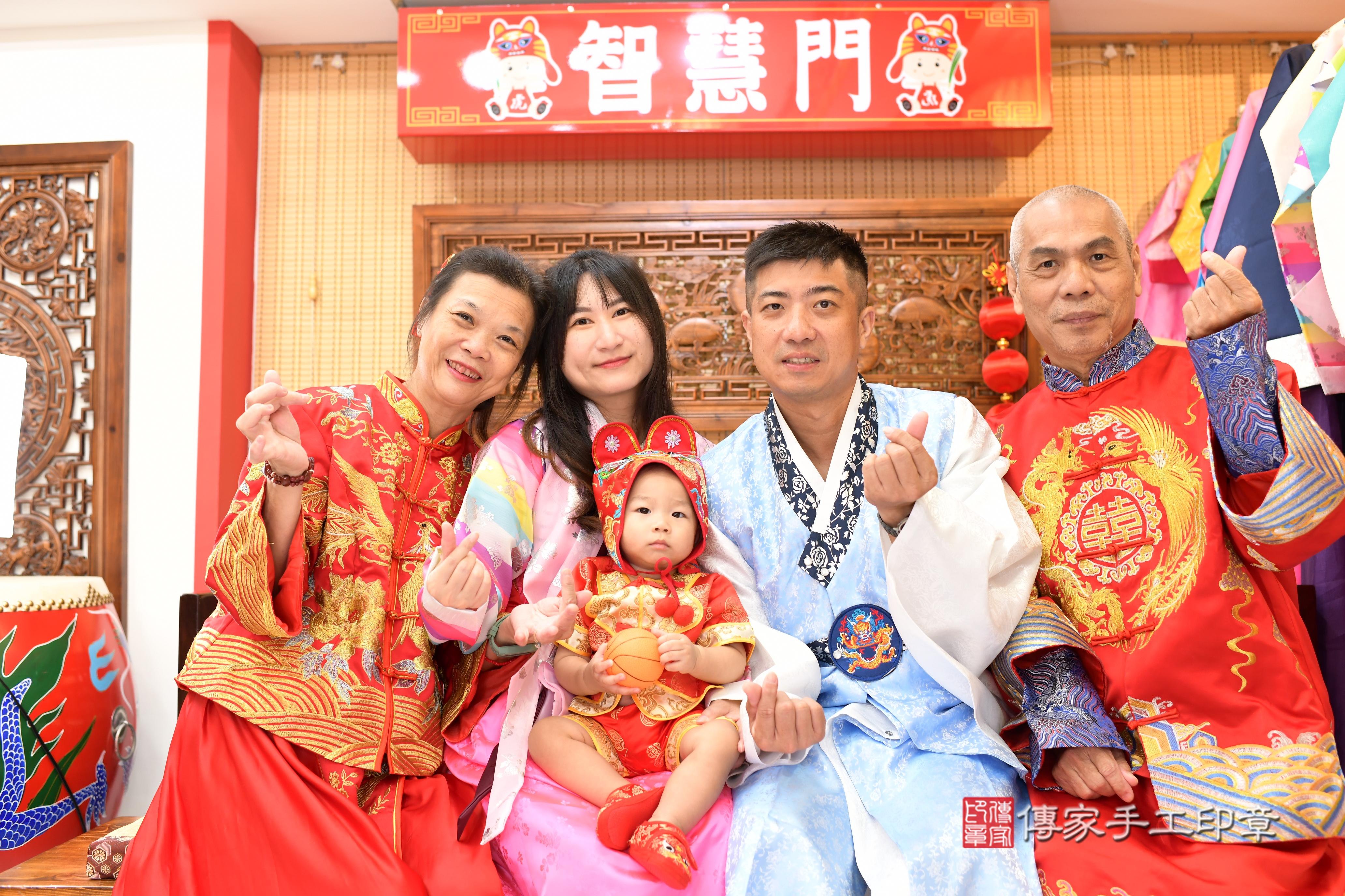 傳家手工印章台南店、抓周、度脺、中國風會場、傳家嬰兒古禮、吉祥話、抓周道具物品24種、拍照。抓周證書。寶寶抓周、滿周歲、生日快樂、祝福