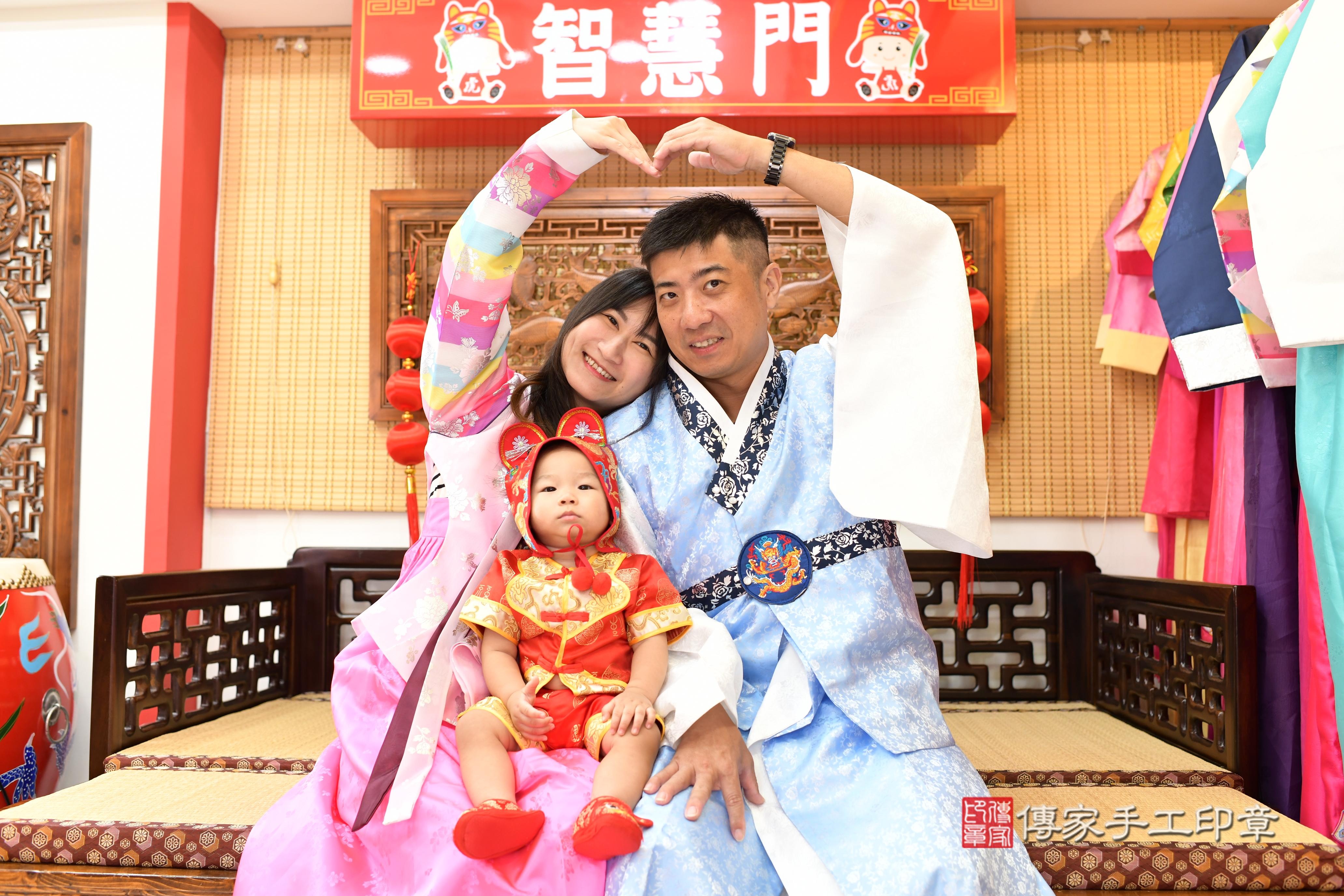 傳家手工印章台南店、抓周、度脺、中國風會場、傳家嬰兒古禮、吉祥話、抓周道具物品24種、拍照。抓周證書。寶寶抓周、滿周歲、生日快樂、祝福