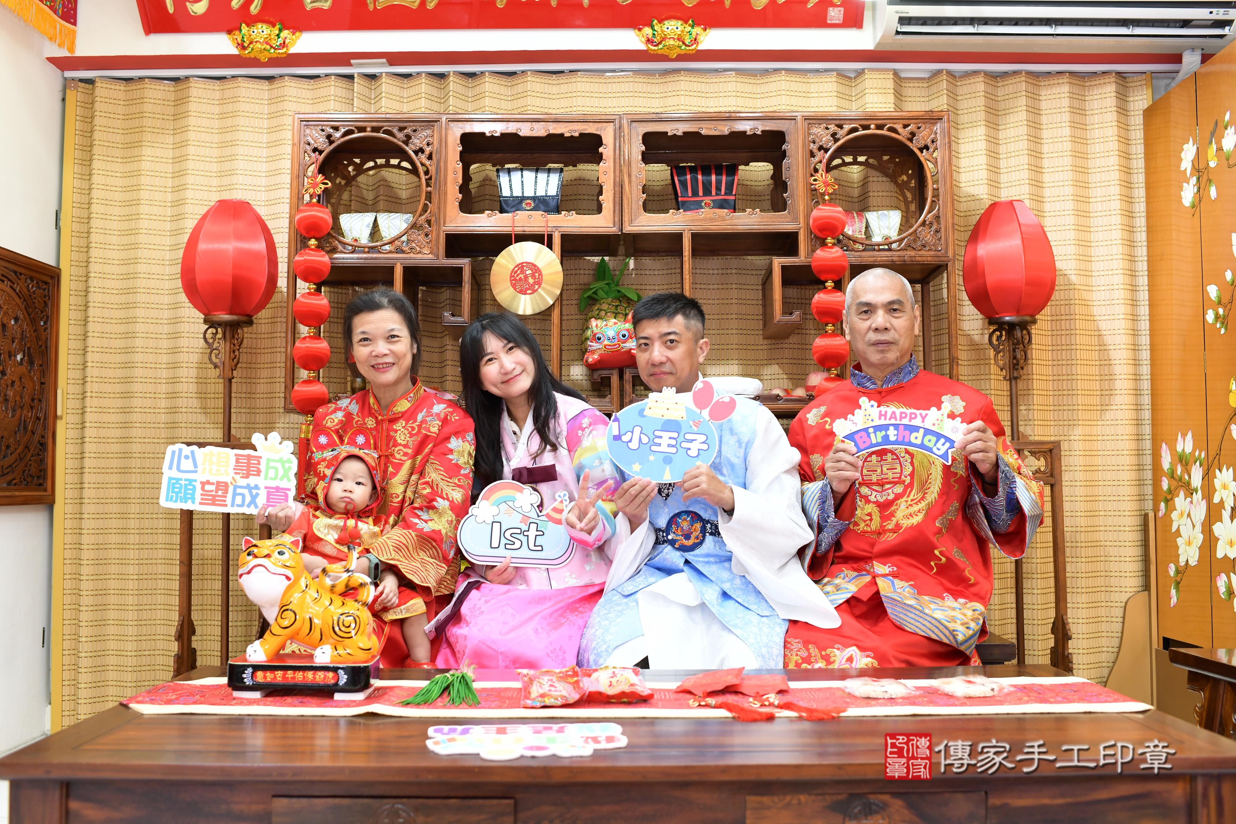 傳家手工印章台南店、抓周、度脺、中國風會場、傳家嬰兒古禮、吉祥話、抓周道具物品24種、拍照。抓周證書。寶寶抓周、滿周歲、生日快樂、祝福