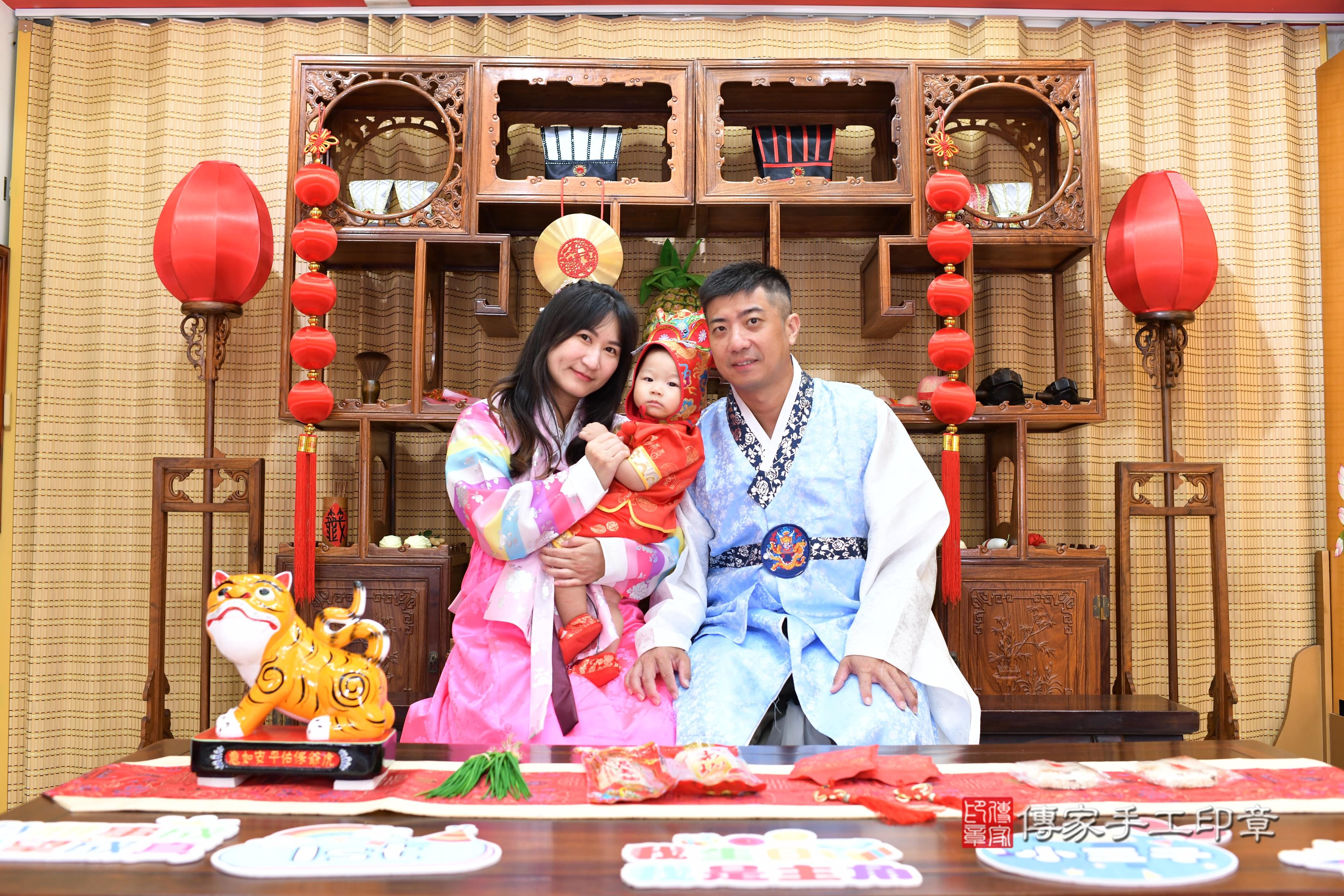 傳家手工印章台南店、抓周、度脺、中國風會場、傳家嬰兒古禮、吉祥話、抓周道具物品24種、拍照。抓周證書。寶寶抓周、滿周歲、生日快樂、祝福