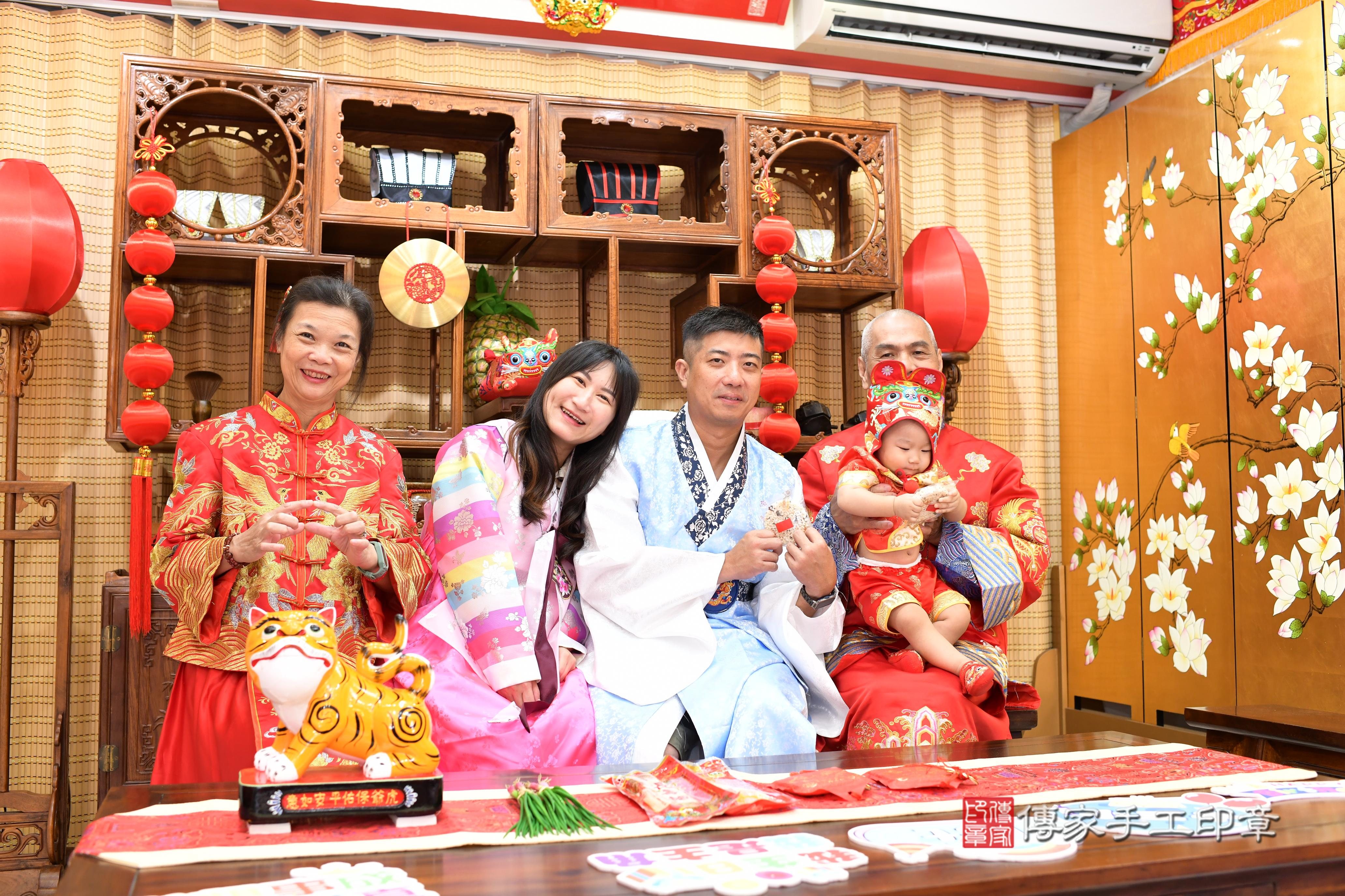 傳家手工印章台南店、抓周、度脺、中國風會場、傳家嬰兒古禮、吉祥話、抓周道具物品24種、拍照。抓周證書。寶寶抓周、滿周歲、生日快樂、祝福