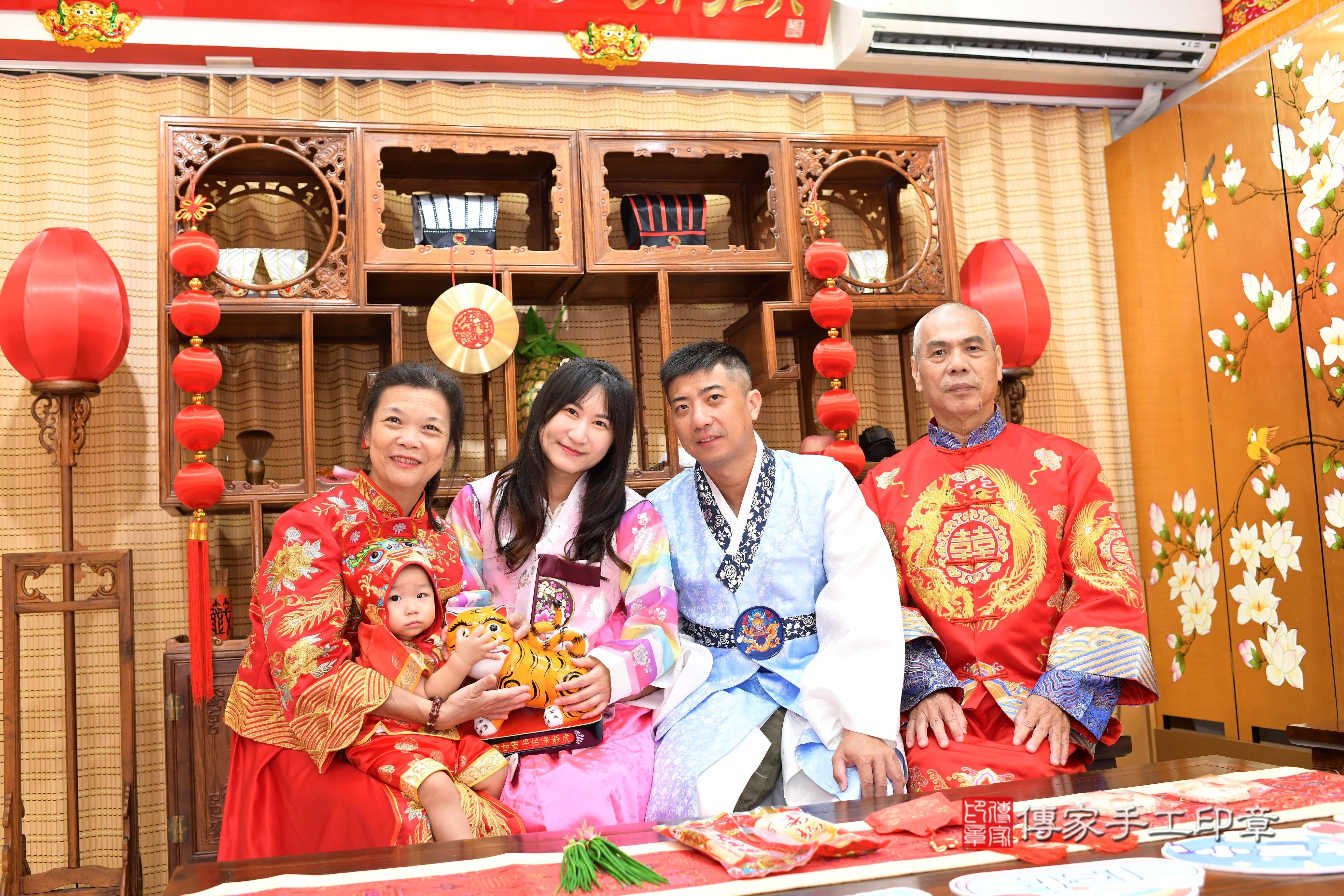 傳家手工印章台南店、抓周、度脺、中國風會場、傳家嬰兒古禮、吉祥話、抓周道具物品24種、拍照。抓周證書。寶寶抓周、滿周歲、生日快樂、祝福