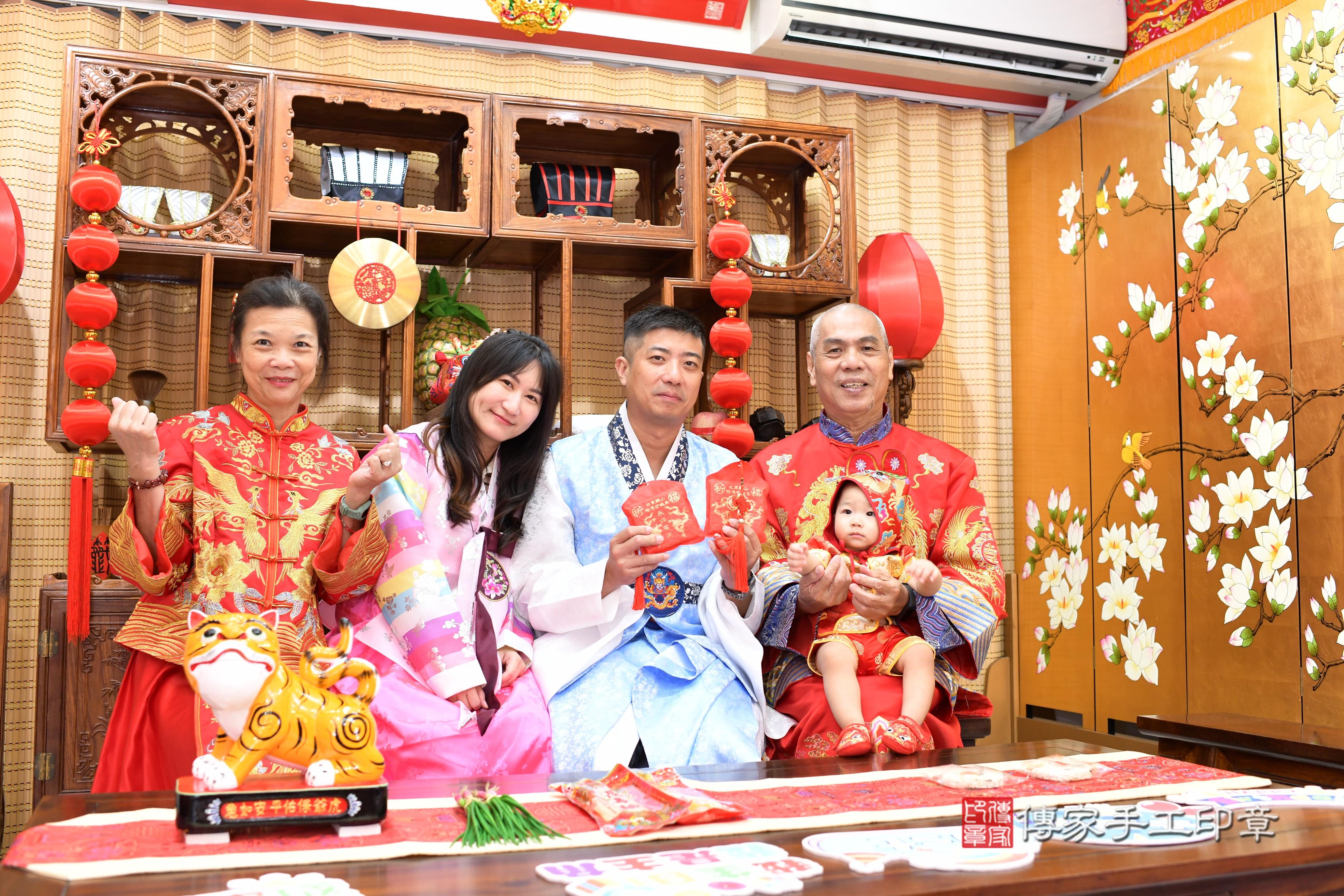 傳家手工印章台南店、抓周、度脺、中國風會場、傳家嬰兒古禮、吉祥話、抓周道具物品24種、拍照。抓周證書。寶寶抓周、滿周歲、生日快樂、祝福