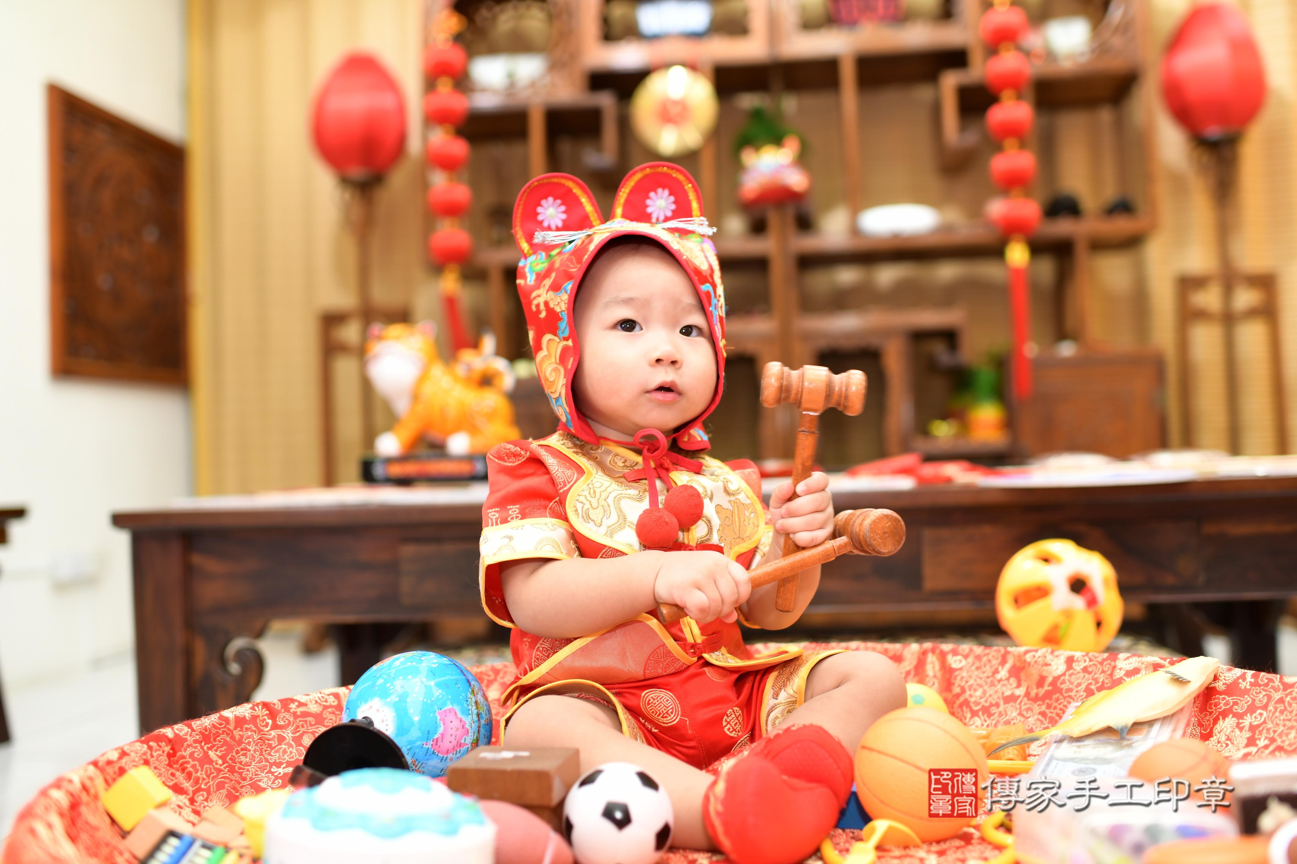 傳家手工印章台南店、抓周、度脺、中國風會場、傳家嬰兒古禮、吉祥話、抓周道具物品24種、拍照。抓周證書。寶寶抓周、滿周歲、生日快樂、祝福
