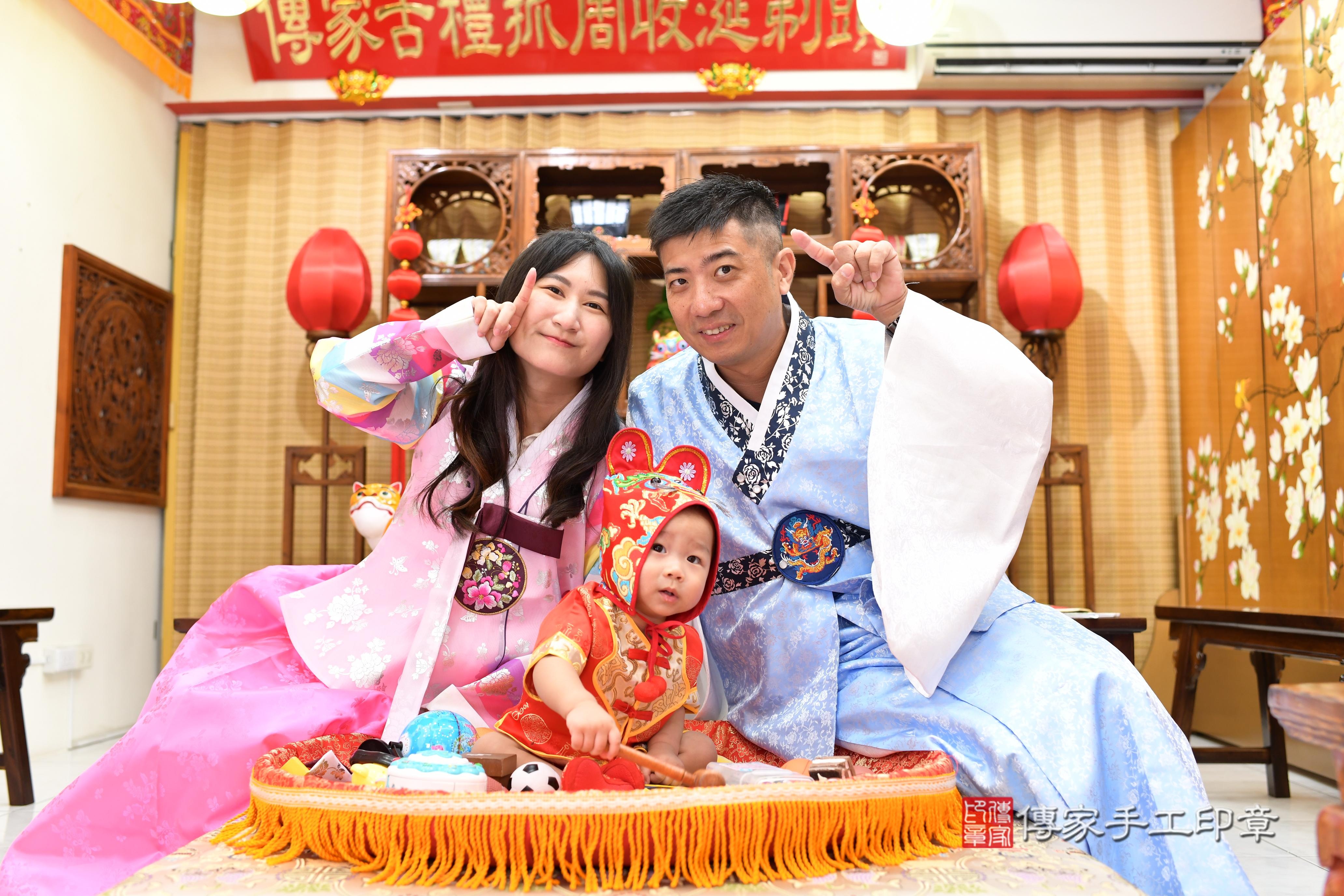 傳家手工印章台南店、抓周、度脺、中國風會場、傳家嬰兒古禮、吉祥話、抓周道具物品24種、拍照。抓周證書。寶寶抓周、滿周歲、生日快樂、祝福
