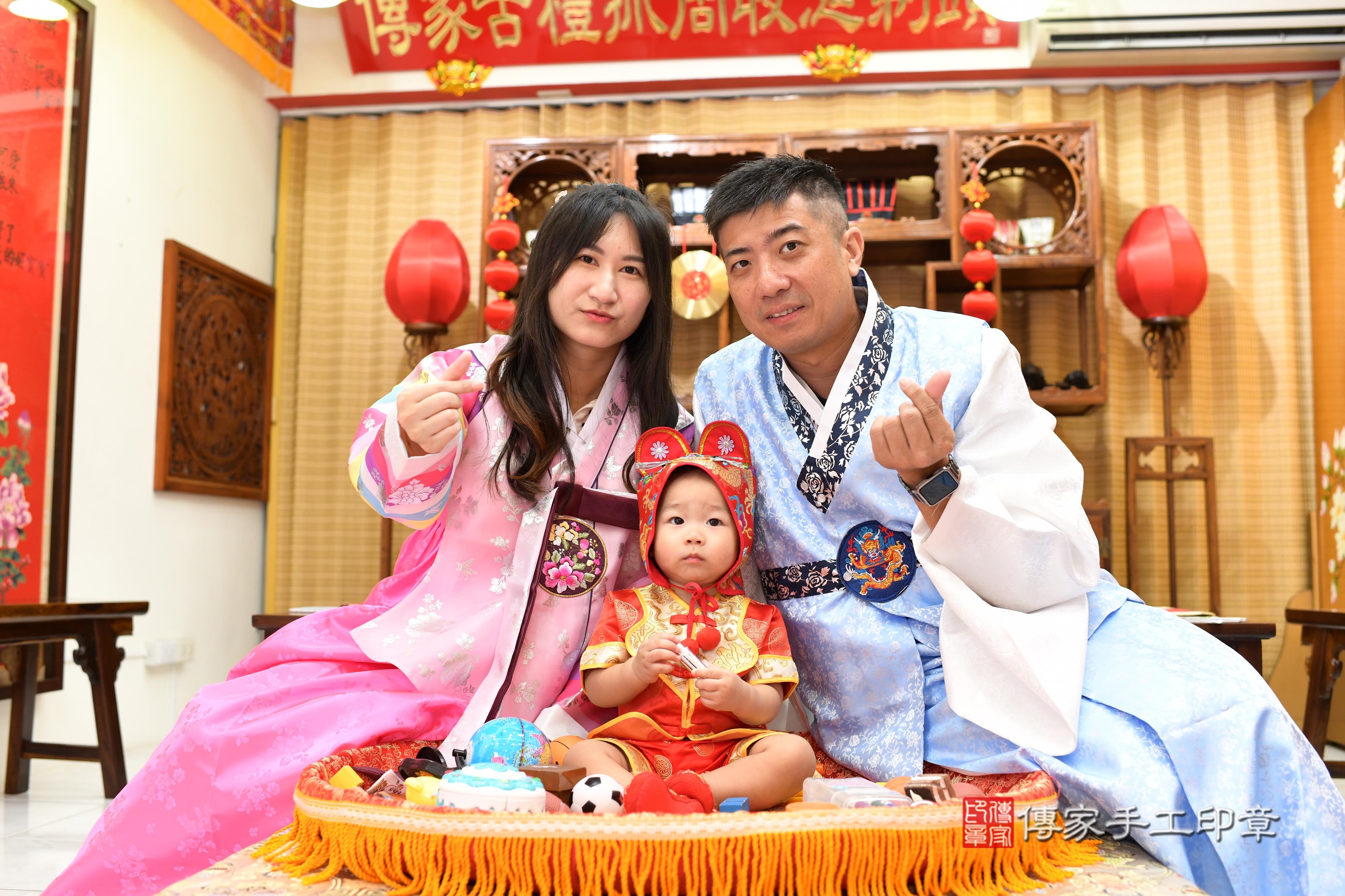 傳家手工印章台南店、抓周、度脺、中國風會場、傳家嬰兒古禮、吉祥話、抓周道具物品24種、拍照。抓周證書。寶寶抓周、滿周歲、生日快樂、祝福