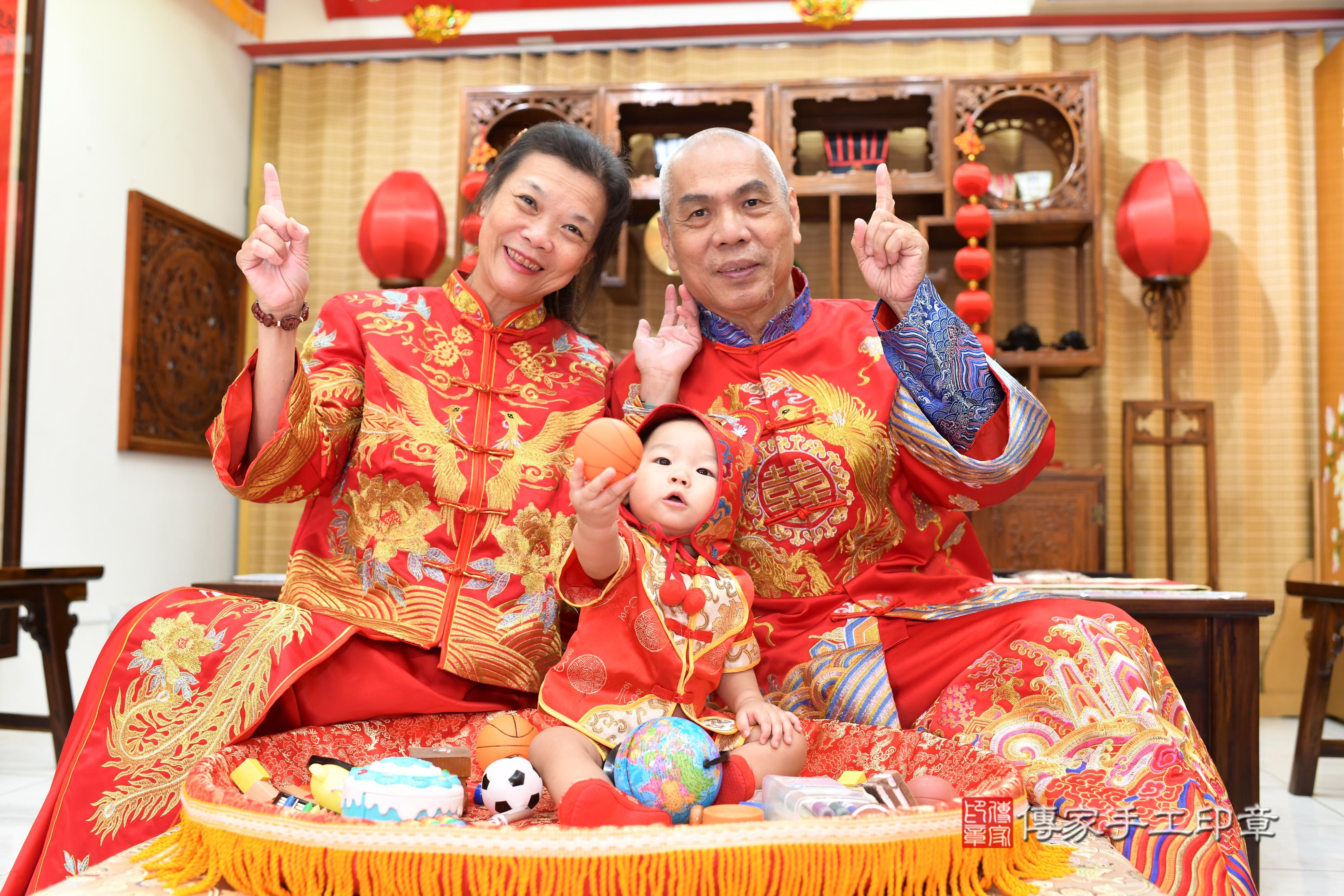 傳家手工印章台南店、抓周、度脺、中國風會場、傳家嬰兒古禮、吉祥話、抓周道具物品24種、拍照。抓周證書。寶寶抓周、滿周歲、生日快樂、祝福