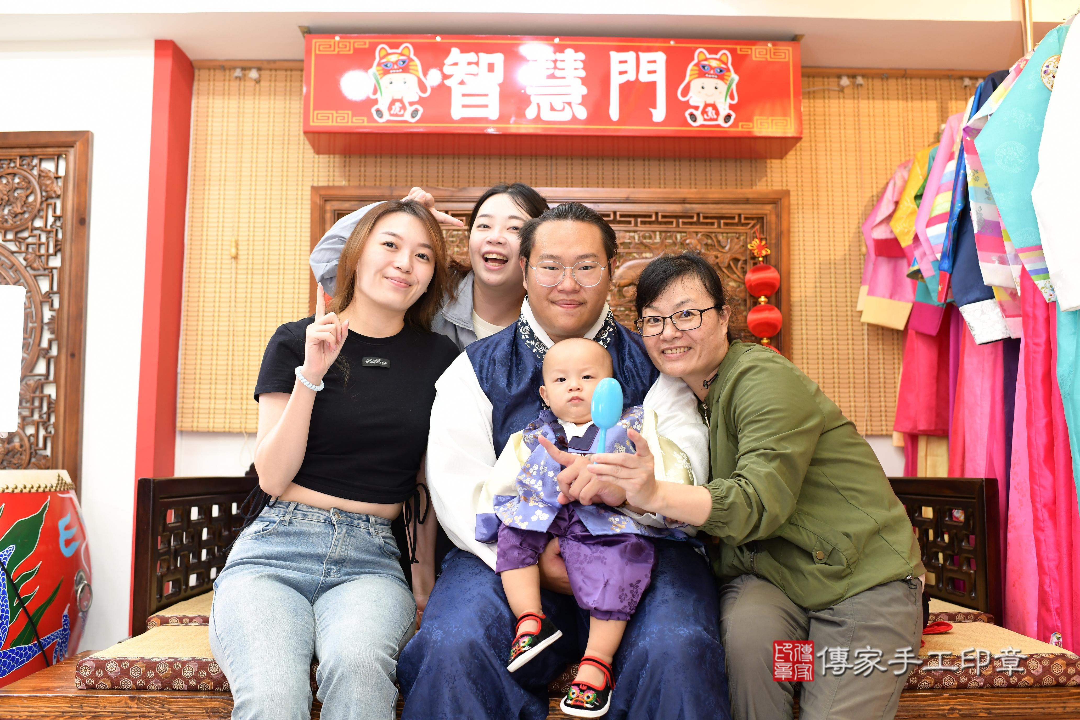 傳家手工印章台南店、抓周、度脺、中國風會場、傳家嬰兒古禮、吉祥話、抓周道具物品24種、拍照。抓周證書。寶寶抓周、滿周歲、生日快樂、祝福