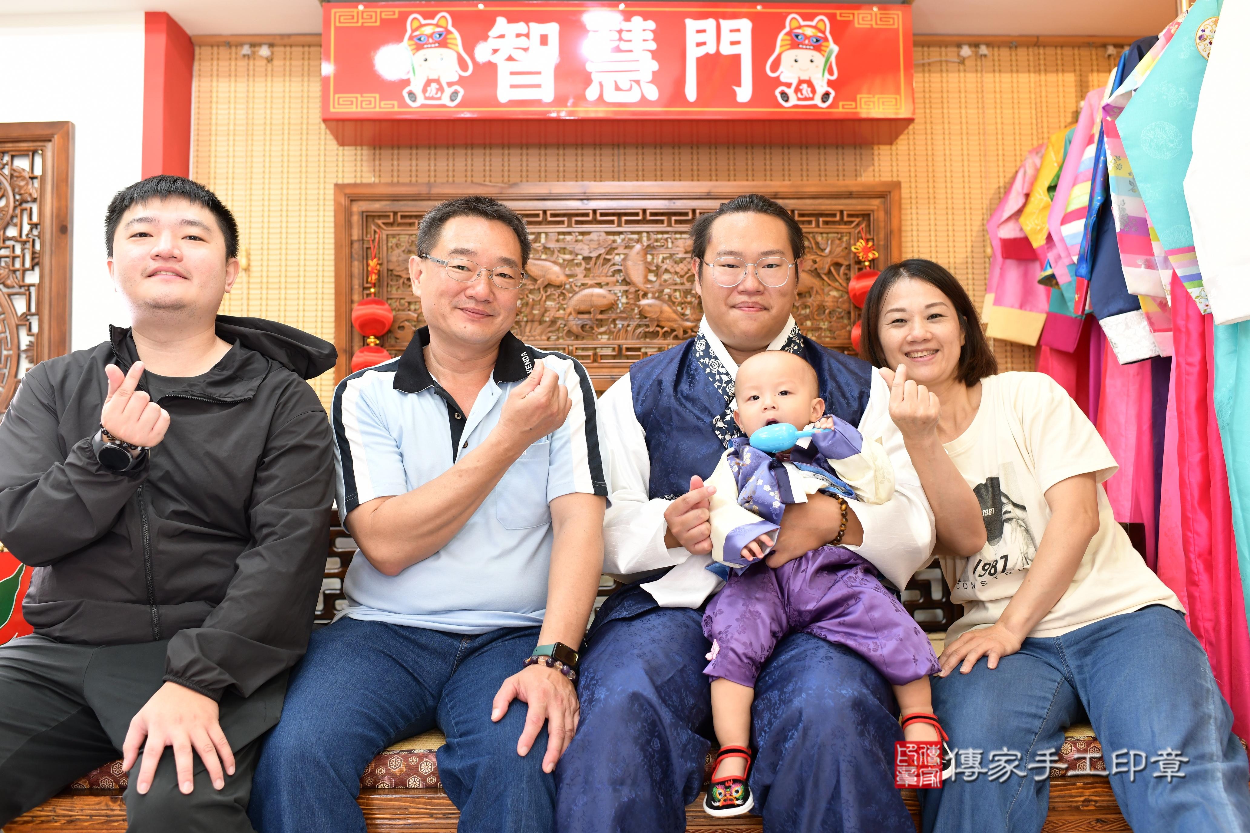 傳家手工印章台南店、抓周、度脺、中國風會場、傳家嬰兒古禮、吉祥話、抓周道具物品24種、拍照。抓周證書。寶寶抓周、滿周歲、生日快樂、祝福