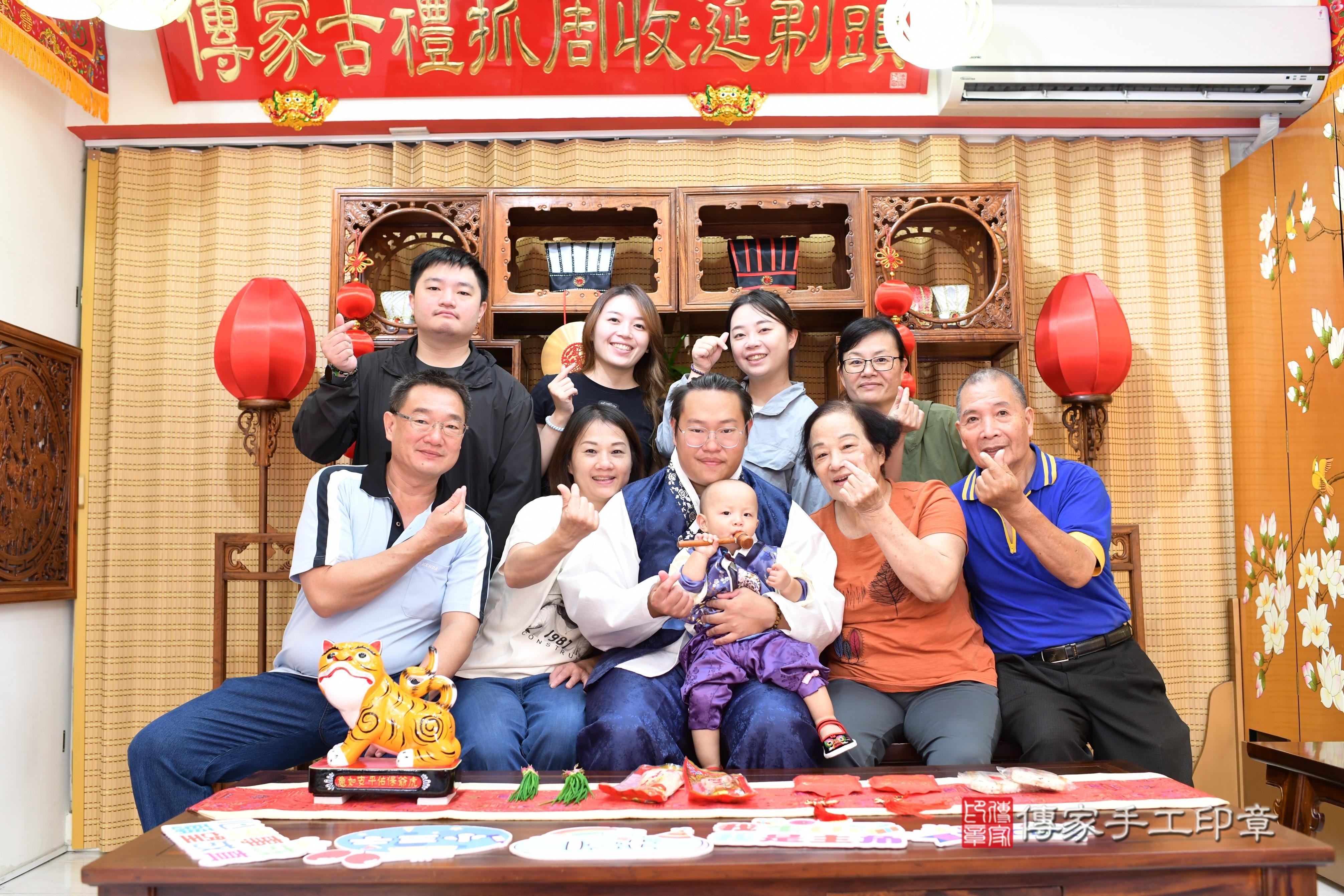 傳家手工印章台南店、抓周、度脺、中國風會場、傳家嬰兒古禮、吉祥話、抓周道具物品24種、拍照。抓周證書。寶寶抓周、滿周歲、生日快樂、祝福