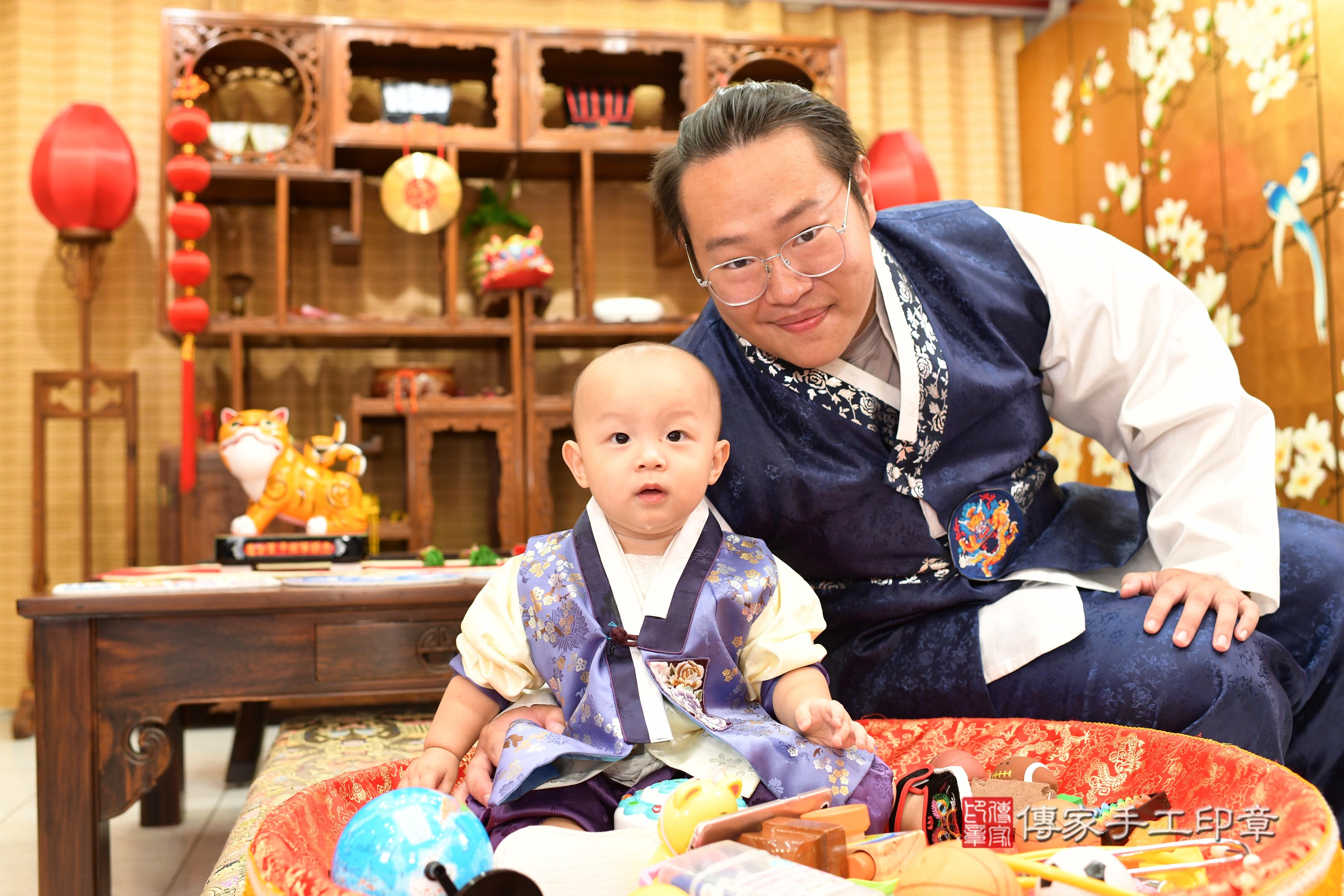 傳家手工印章台南店、抓周、度脺、中國風會場、傳家嬰兒古禮、吉祥話、抓周道具物品24種、拍照。抓周證書。寶寶抓周、滿周歲、生日快樂、祝福