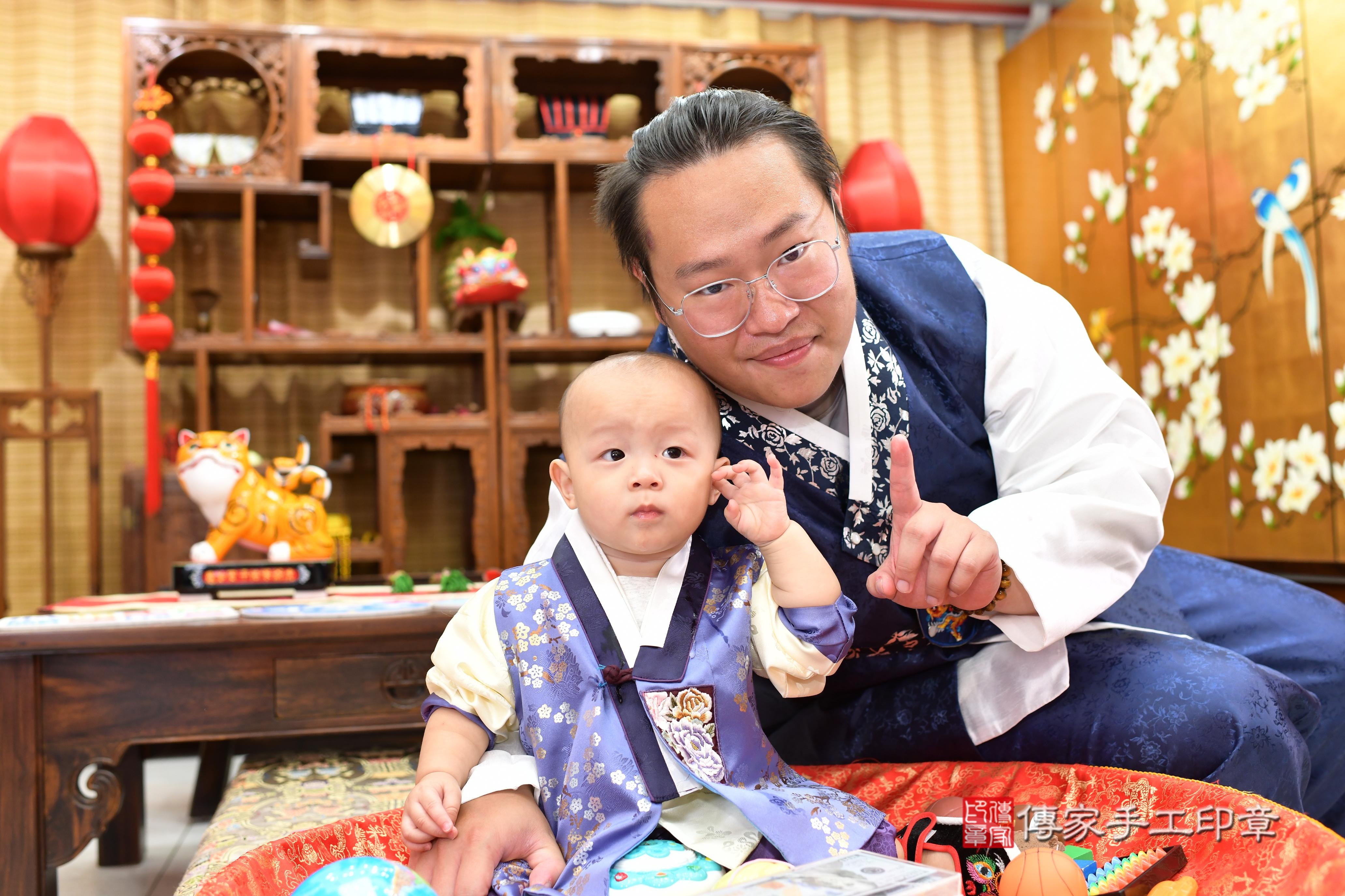 傳家手工印章台南店、抓周、度脺、中國風會場、傳家嬰兒古禮、吉祥話、抓周道具物品24種、拍照。抓周證書。寶寶抓周、滿周歲、生日快樂、祝福