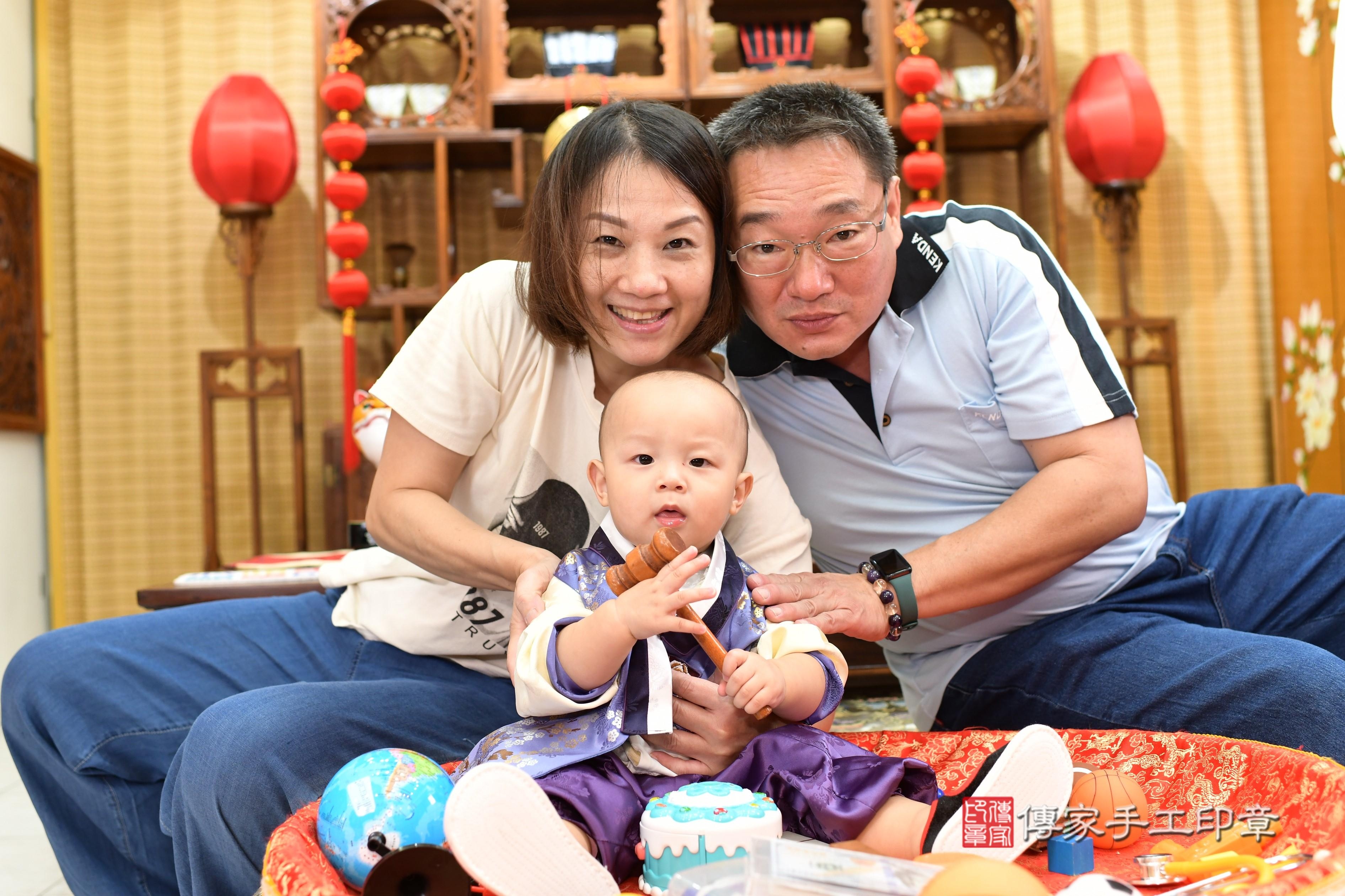 傳家手工印章台南店、抓周、度脺、中國風會場、傳家嬰兒古禮、吉祥話、抓周道具物品24種、拍照。抓周證書。寶寶抓周、滿周歲、生日快樂、祝福