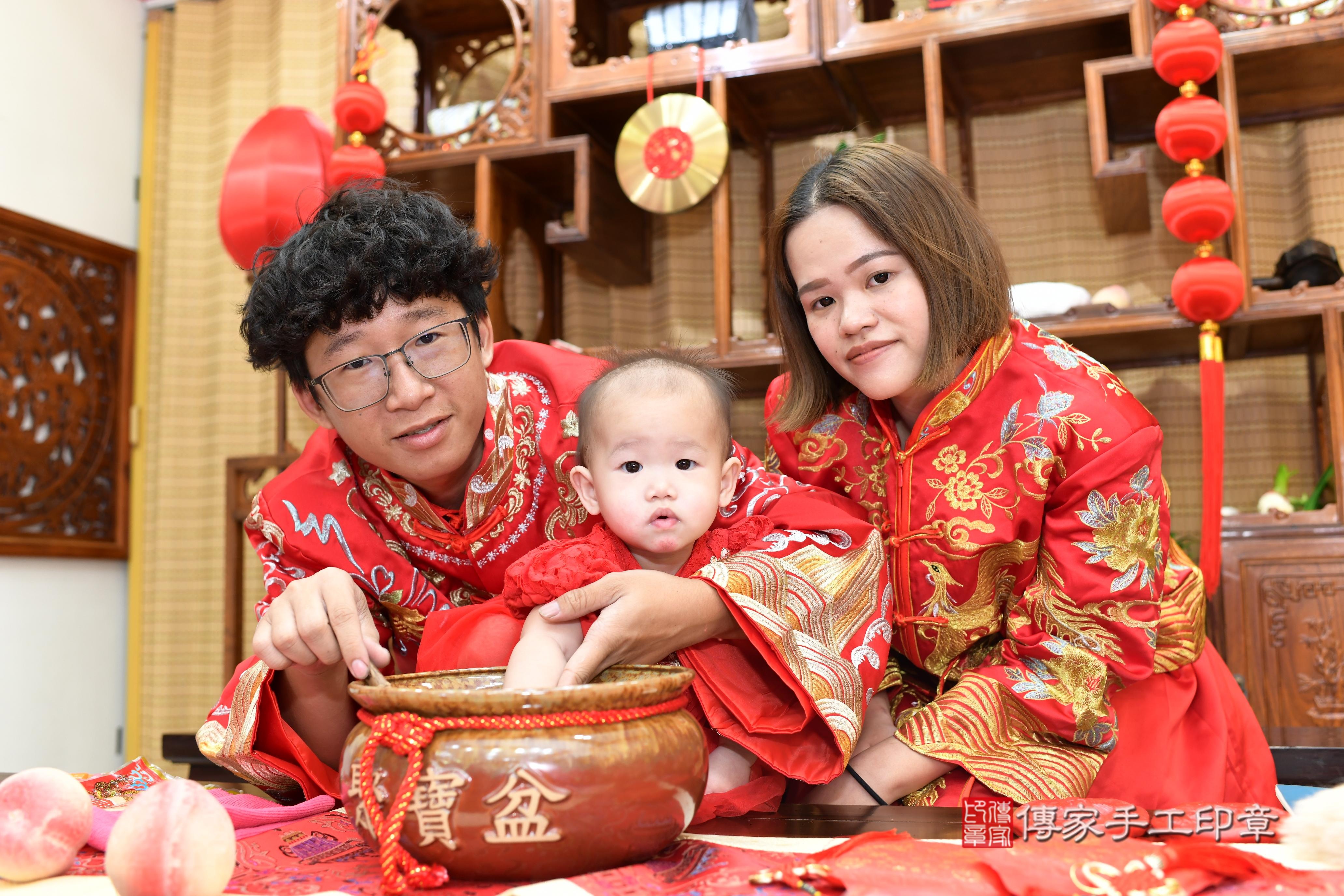 傳家手工印章台南店、抓周、度脺、中國風會場、傳家嬰兒古禮、吉祥話、抓周道具物品24種、拍照。抓周證書。寶寶抓周、滿周歲、生日快樂、祝福
