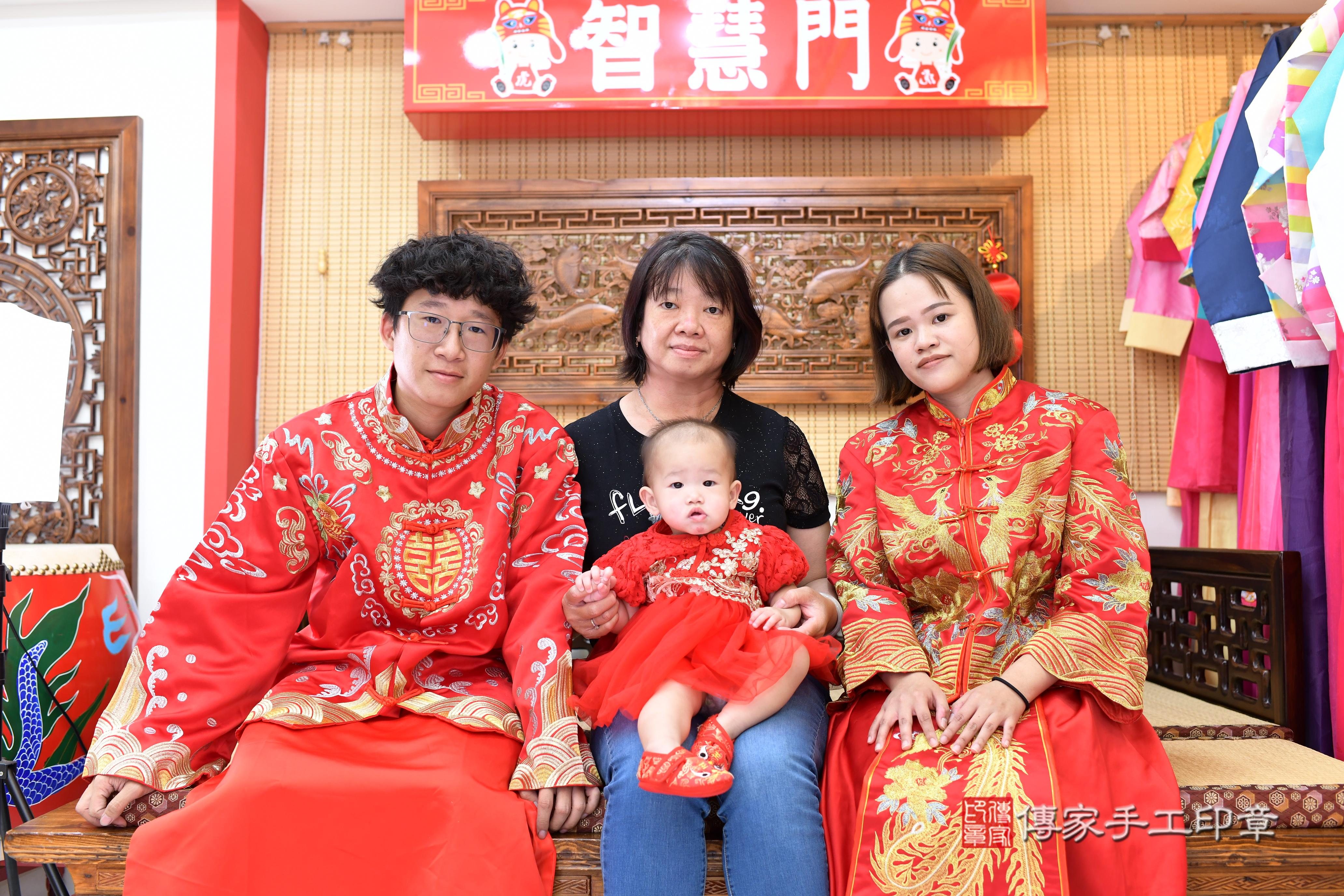 傳家手工印章台南店、抓周、度脺、中國風會場、傳家嬰兒古禮、吉祥話、抓周道具物品24種、拍照。抓周證書。寶寶抓周、滿周歲、生日快樂、祝福