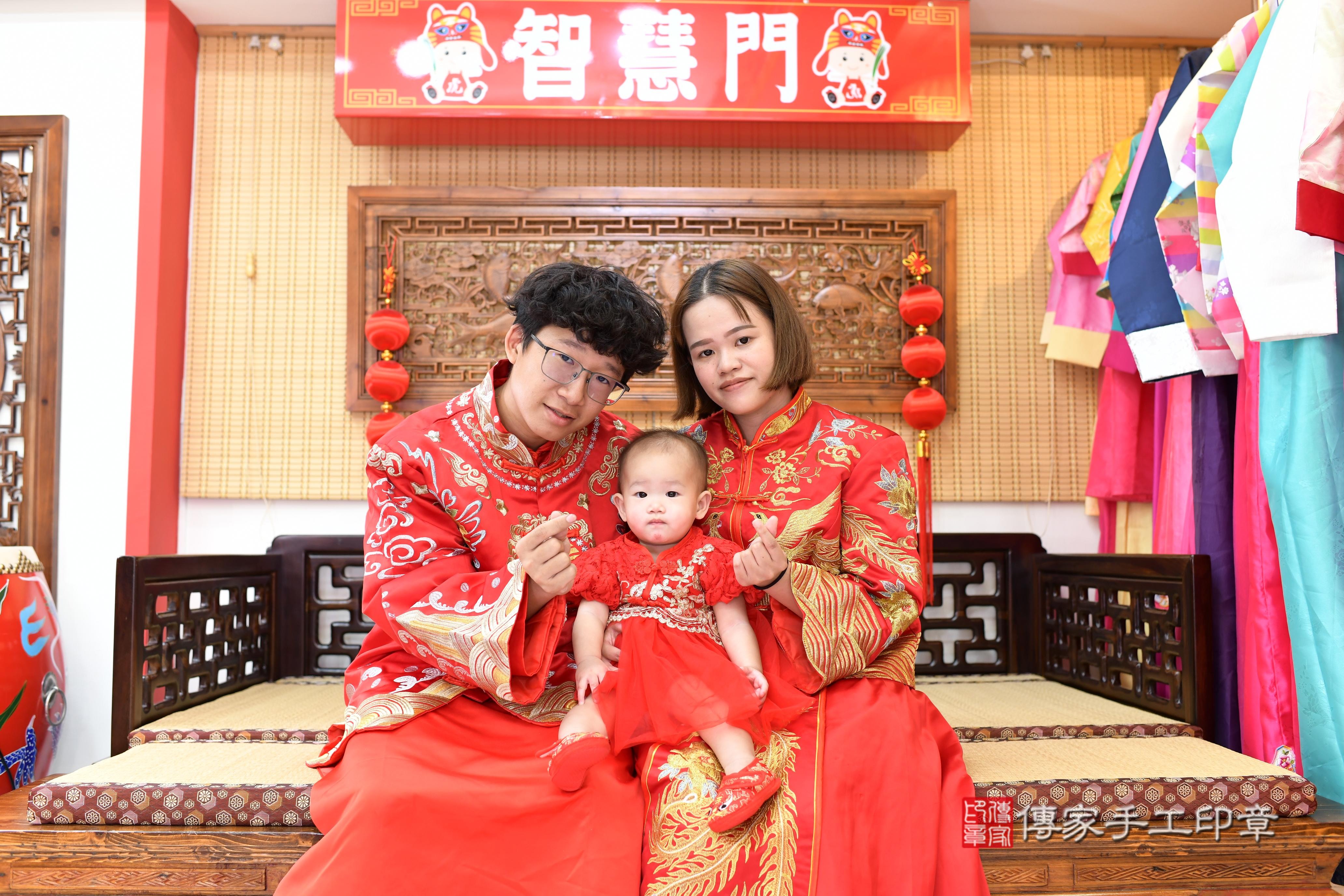 傳家手工印章台南店、抓周、度脺、中國風會場、傳家嬰兒古禮、吉祥話、抓周道具物品24種、拍照。抓周證書。寶寶抓周、滿周歲、生日快樂、祝福
