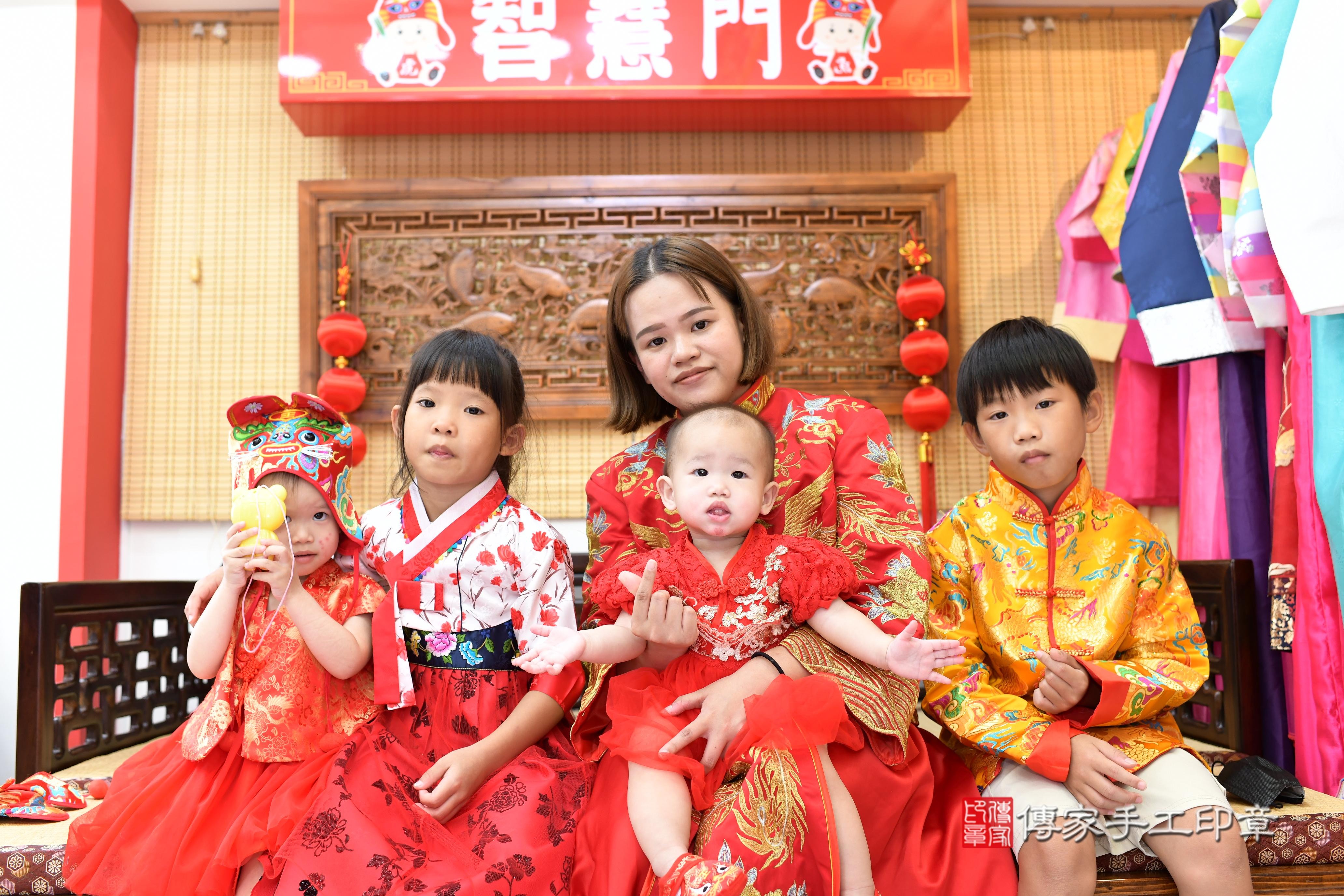 傳家手工印章台南店、抓周、度脺、中國風會場、傳家嬰兒古禮、吉祥話、抓周道具物品24種、拍照。抓周證書。寶寶抓周、滿周歲、生日快樂、祝福
