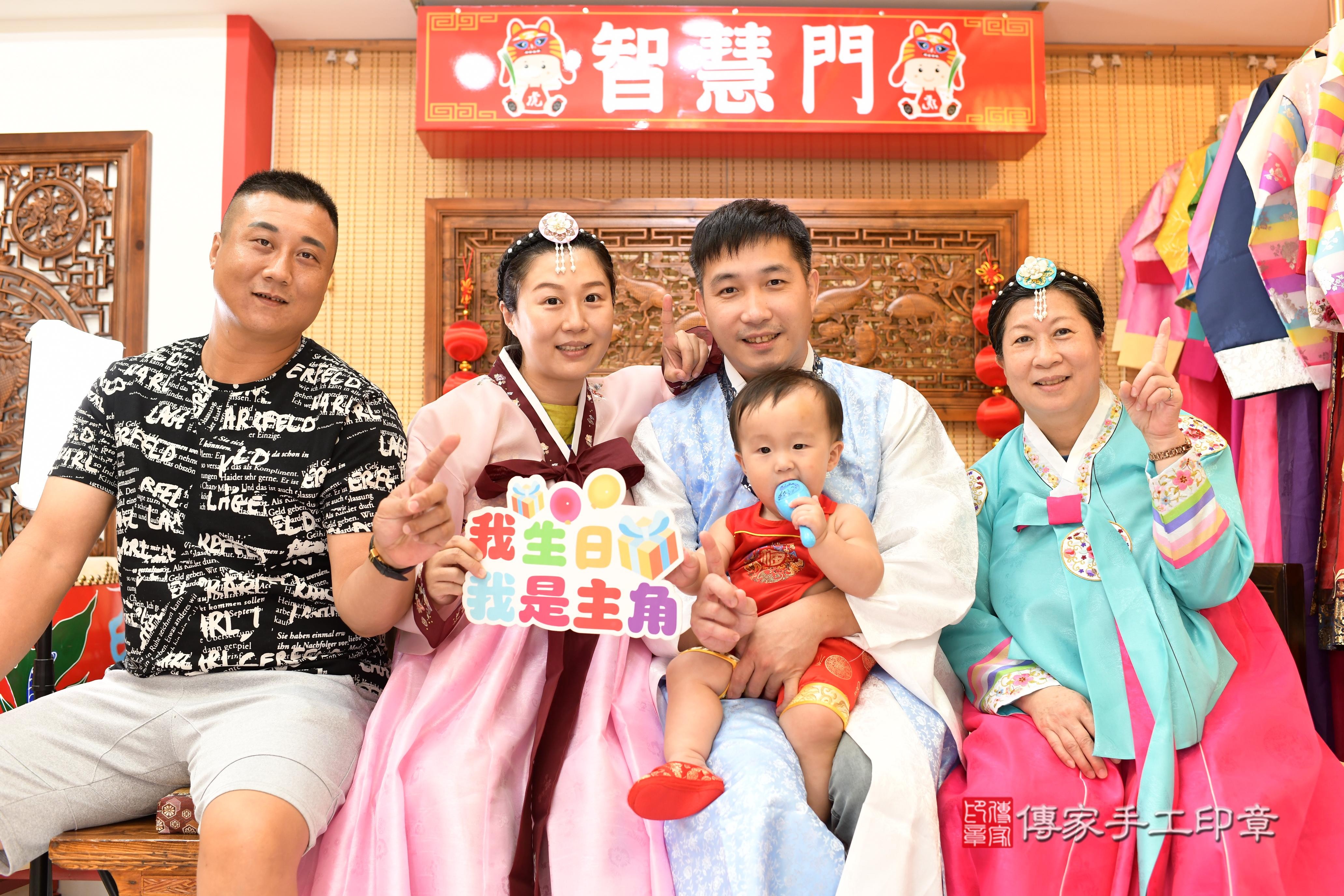 傳家手工印章台南店、抓周、度脺、中國風會場、傳家嬰兒古禮、吉祥話、抓周道具物品24種、拍照。抓周證書。寶寶抓周、滿周歲、生日快樂、祝福