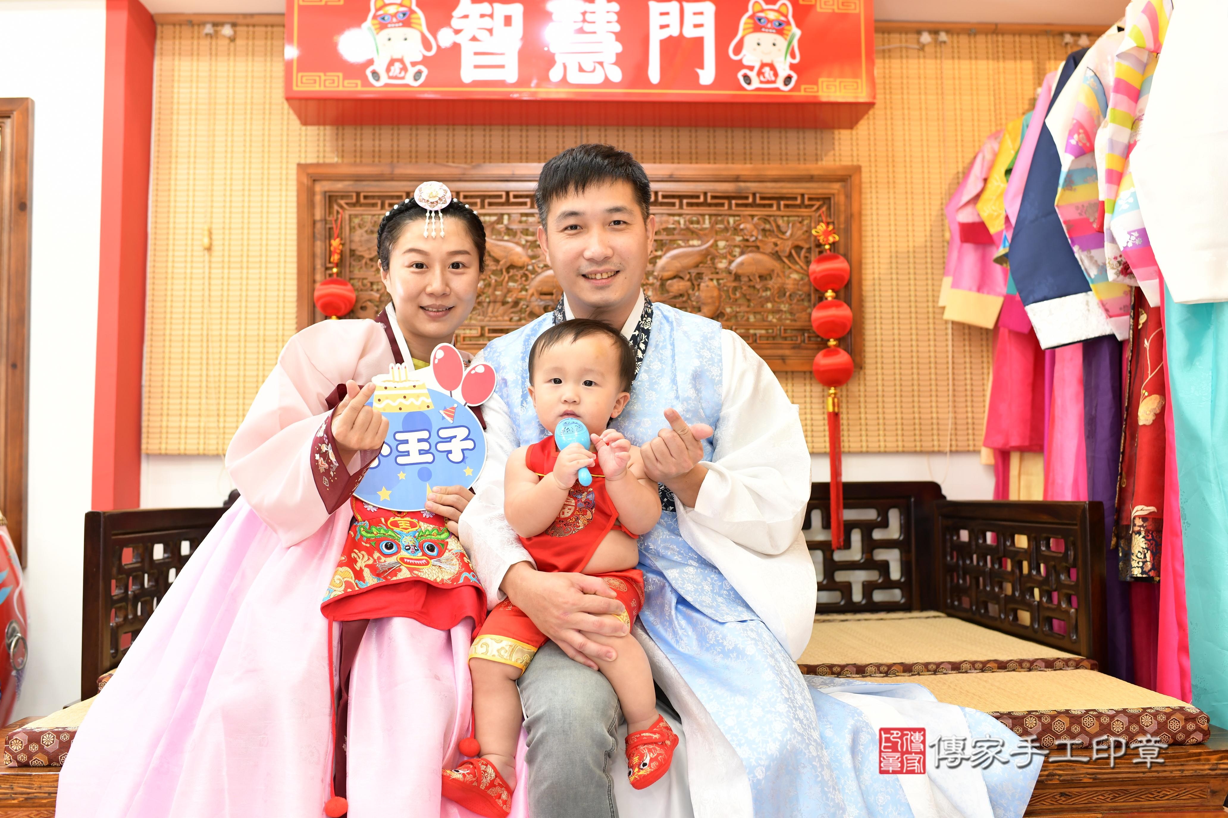 傳家手工印章台南店、抓周、度脺、中國風會場、傳家嬰兒古禮、吉祥話、抓周道具物品24種、拍照。抓周證書。寶寶抓周、滿周歲、生日快樂、祝福