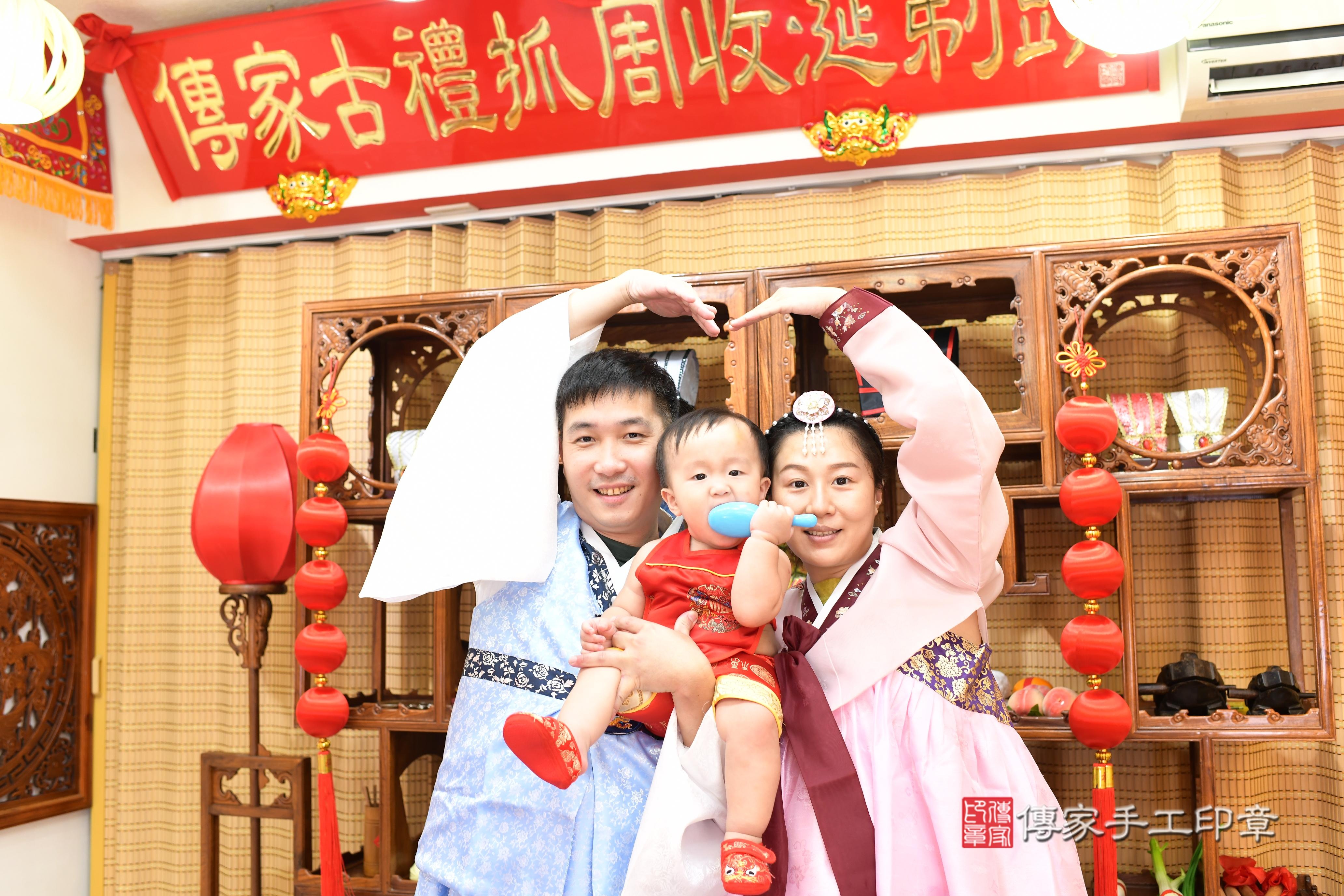 傳家手工印章台南店、抓周、度脺、中國風會場、傳家嬰兒古禮、吉祥話、抓周道具物品24種、拍照。抓周證書。寶寶抓周、滿周歲、生日快樂、祝福