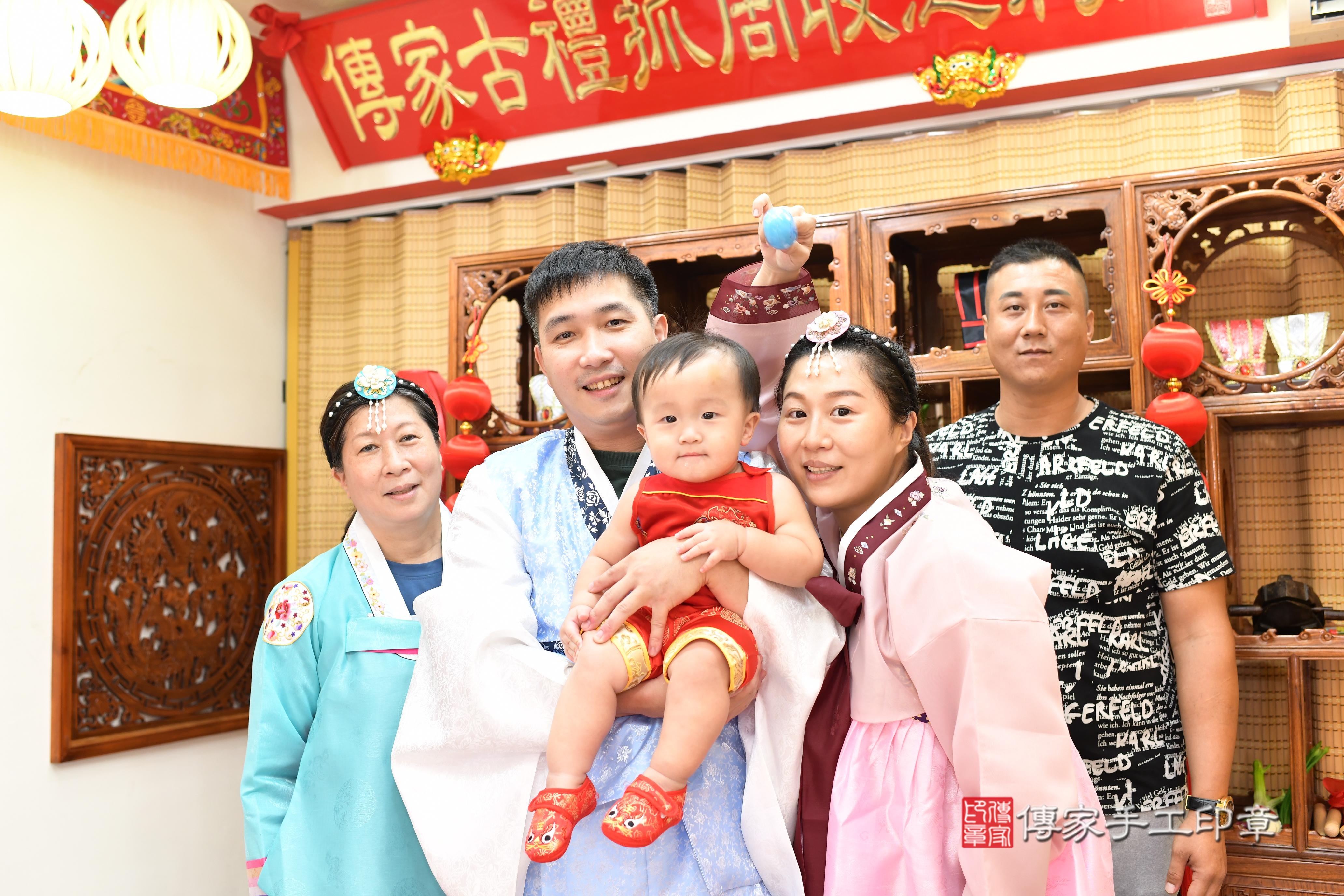 傳家手工印章台南店、抓周、度脺、中國風會場、傳家嬰兒古禮、吉祥話、抓周道具物品24種、拍照。抓周證書。寶寶抓周、滿周歲、生日快樂、祝福