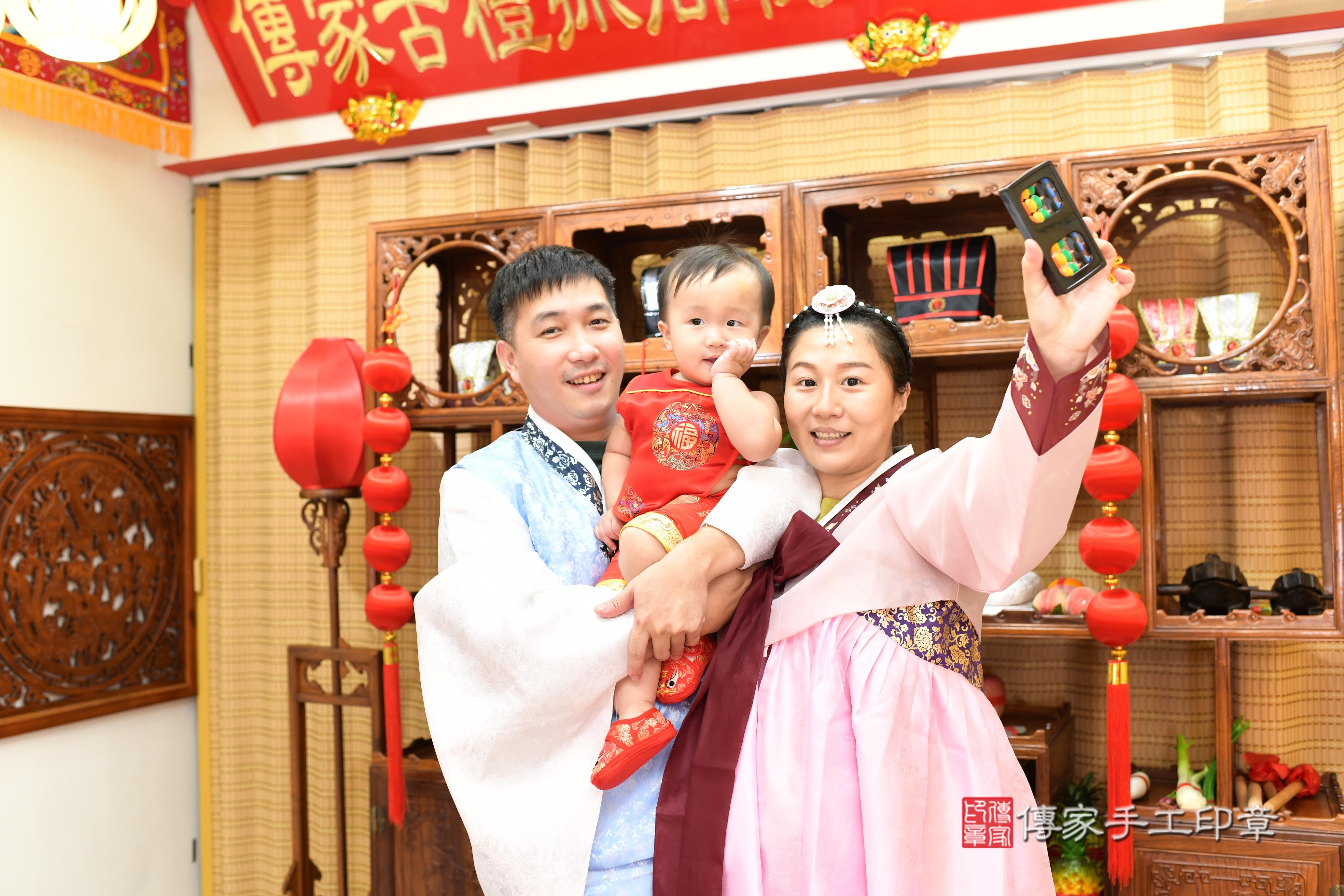 傳家手工印章台南店、抓周、度脺、中國風會場、傳家嬰兒古禮、吉祥話、抓周道具物品24種、拍照。抓周證書。寶寶抓周、滿周歲、生日快樂、祝福