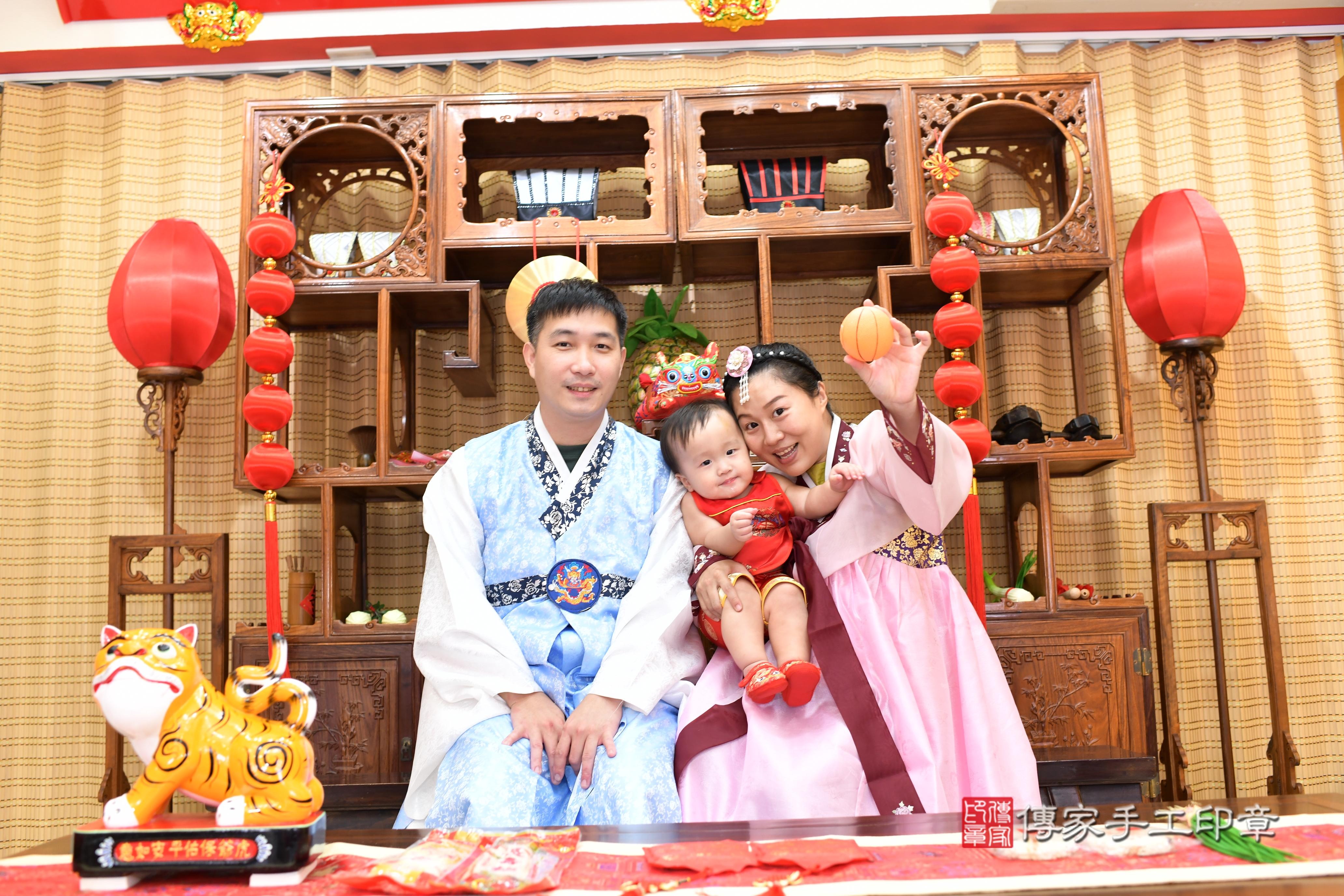 傳家手工印章台南店、抓周、度脺、中國風會場、傳家嬰兒古禮、吉祥話、抓周道具物品24種、拍照。抓周證書。寶寶抓周、滿周歲、生日快樂、祝福