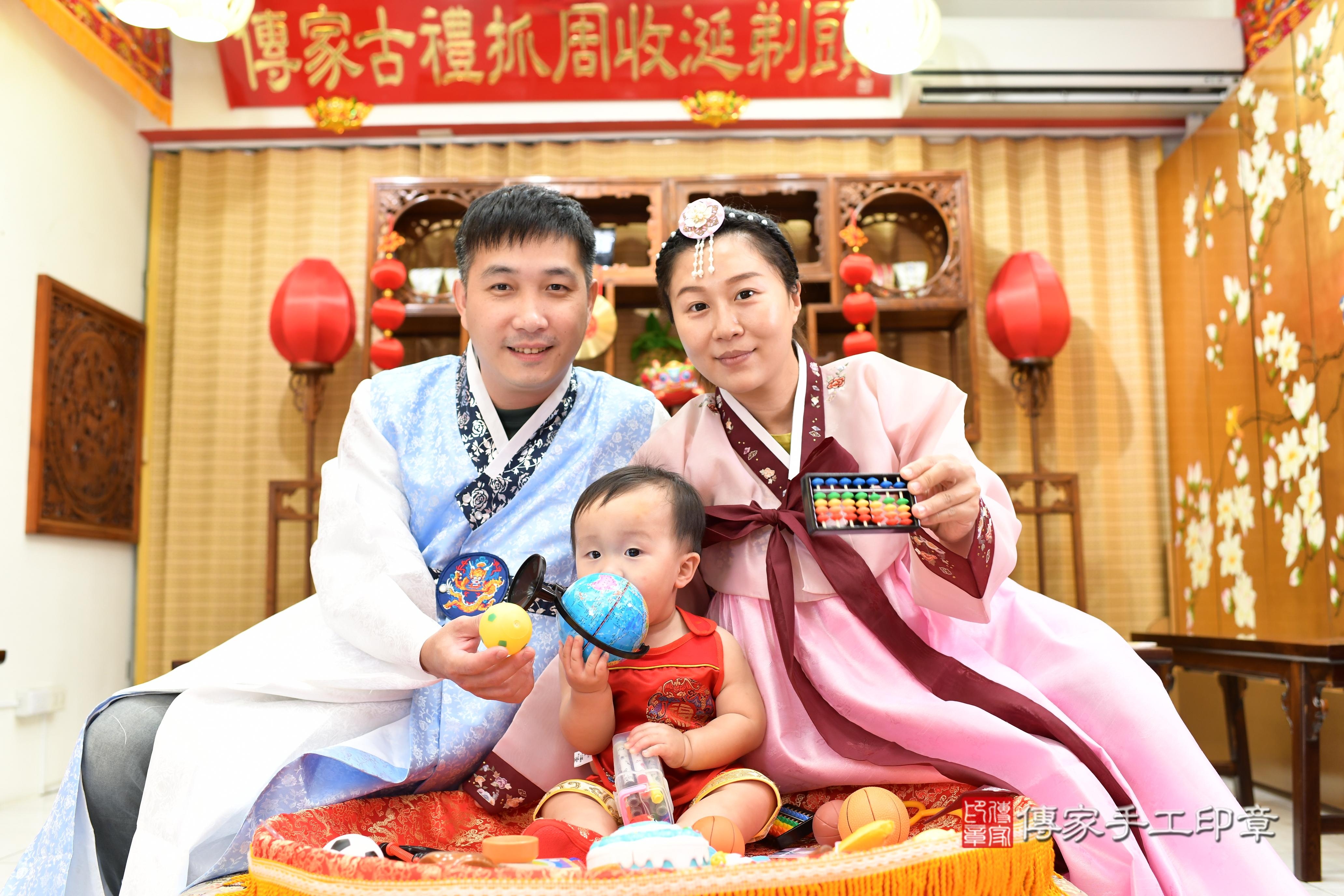傳家手工印章台南店、抓周、度脺、中國風會場、傳家嬰兒古禮、吉祥話、抓周道具物品24種、拍照。抓周證書。寶寶抓周、滿周歲、生日快樂、祝福
