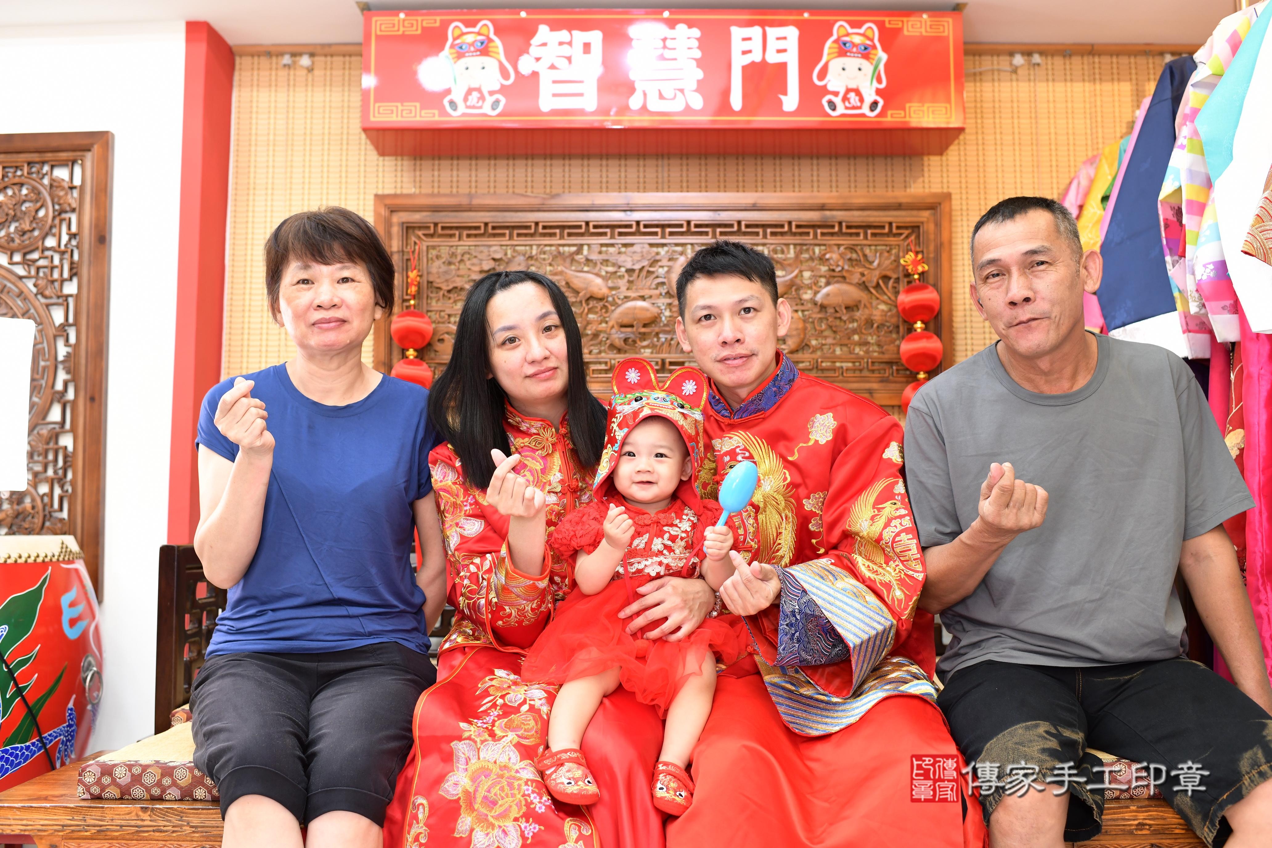 傳家手工印章台南店、抓周、度脺、中國風會場、傳家嬰兒古禮、吉祥話、抓周道具物品24種、拍照。抓周證書。寶寶抓周、滿周歲、生日快樂、祝福
