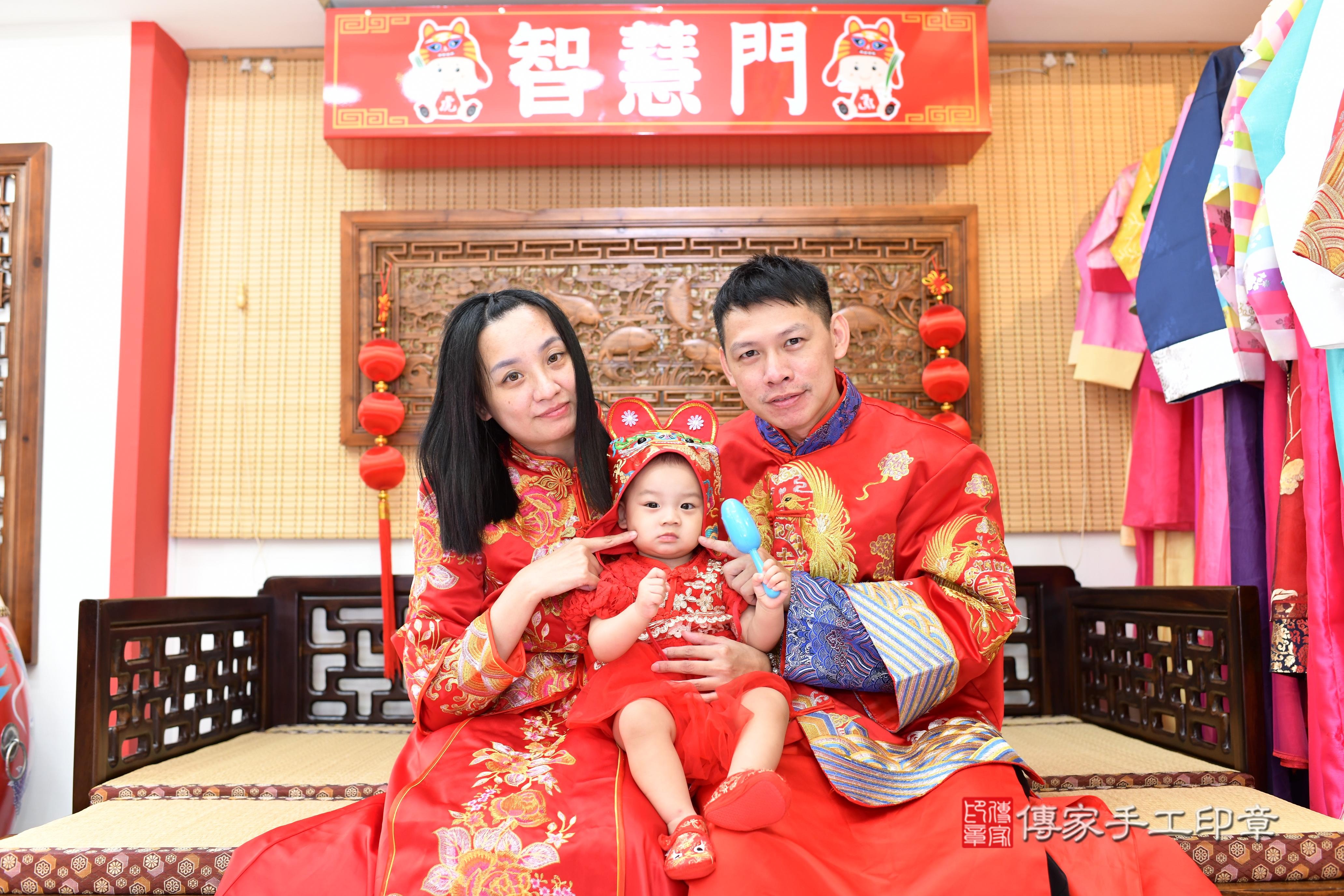 傳家手工印章台南店、抓周、度脺、中國風會場、傳家嬰兒古禮、吉祥話、抓周道具物品24種、拍照。抓周證書。寶寶抓周、滿周歲、生日快樂、祝福