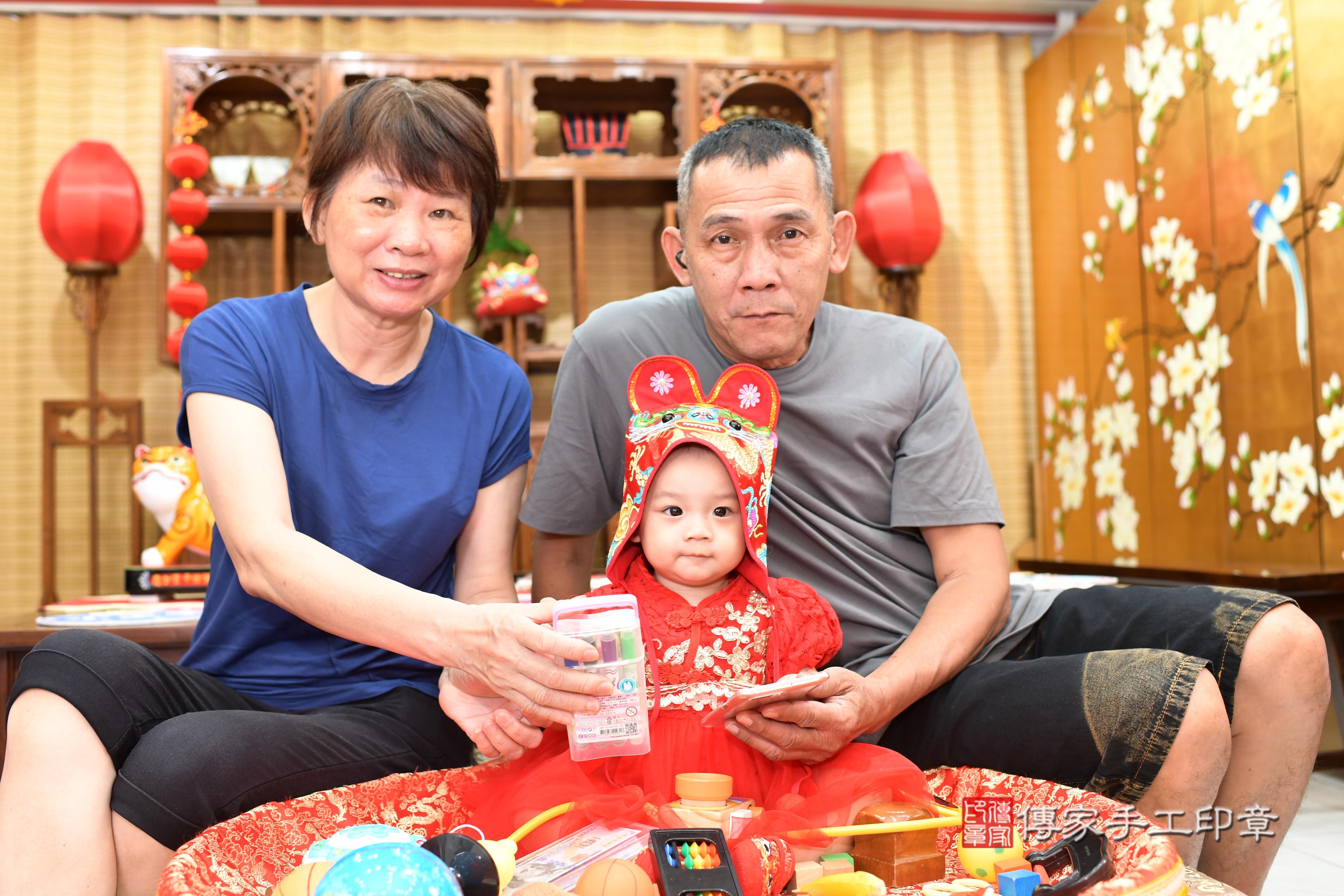 傳家手工印章台南店、抓周、度脺、中國風會場、傳家嬰兒古禮、吉祥話、抓周道具物品24種、拍照。抓周證書。寶寶抓周、滿周歲、生日快樂、祝福