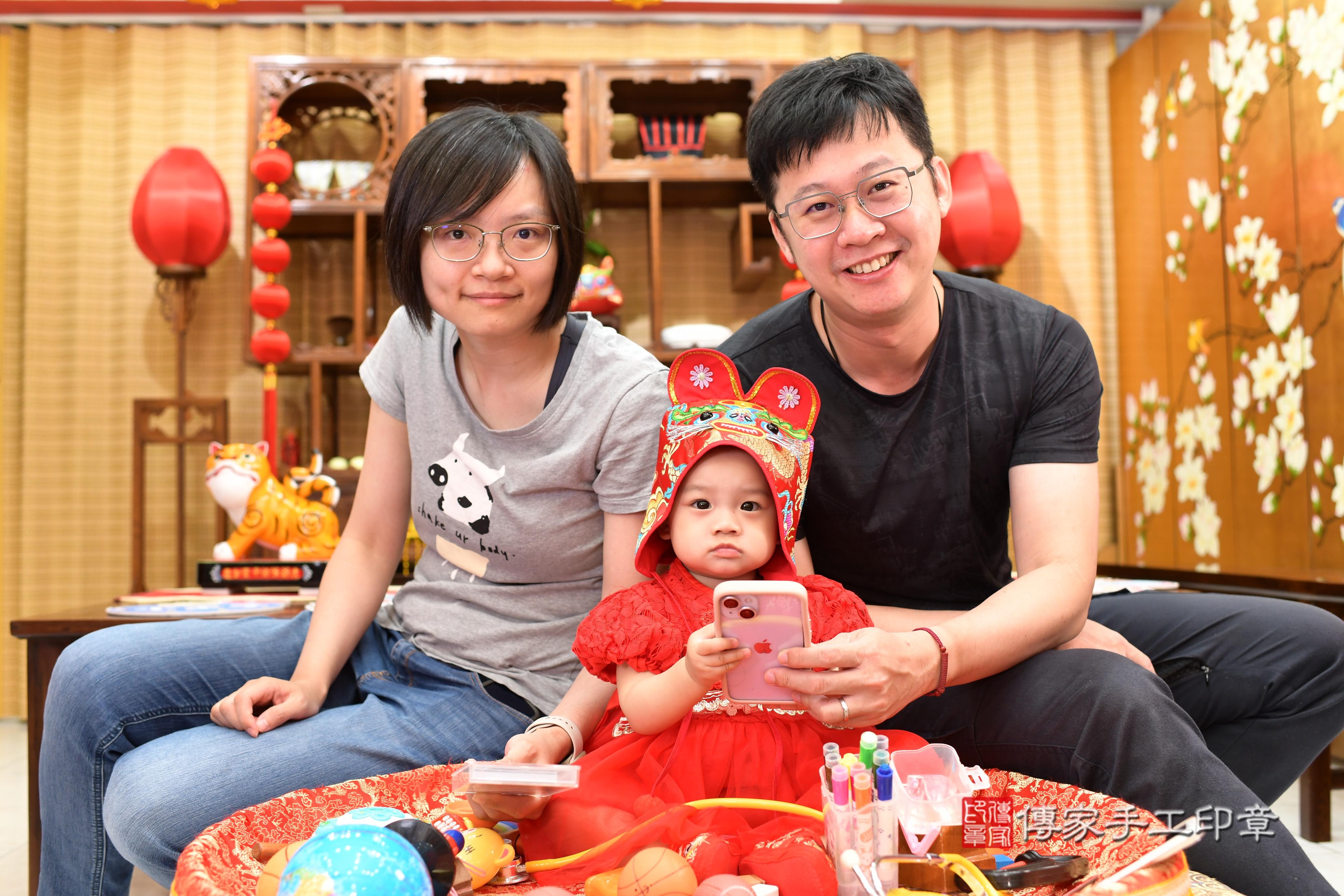 傳家手工印章台南店、抓周、度脺、中國風會場、傳家嬰兒古禮、吉祥話、抓周道具物品24種、拍照。抓周證書。寶寶抓周、滿周歲、生日快樂、祝福