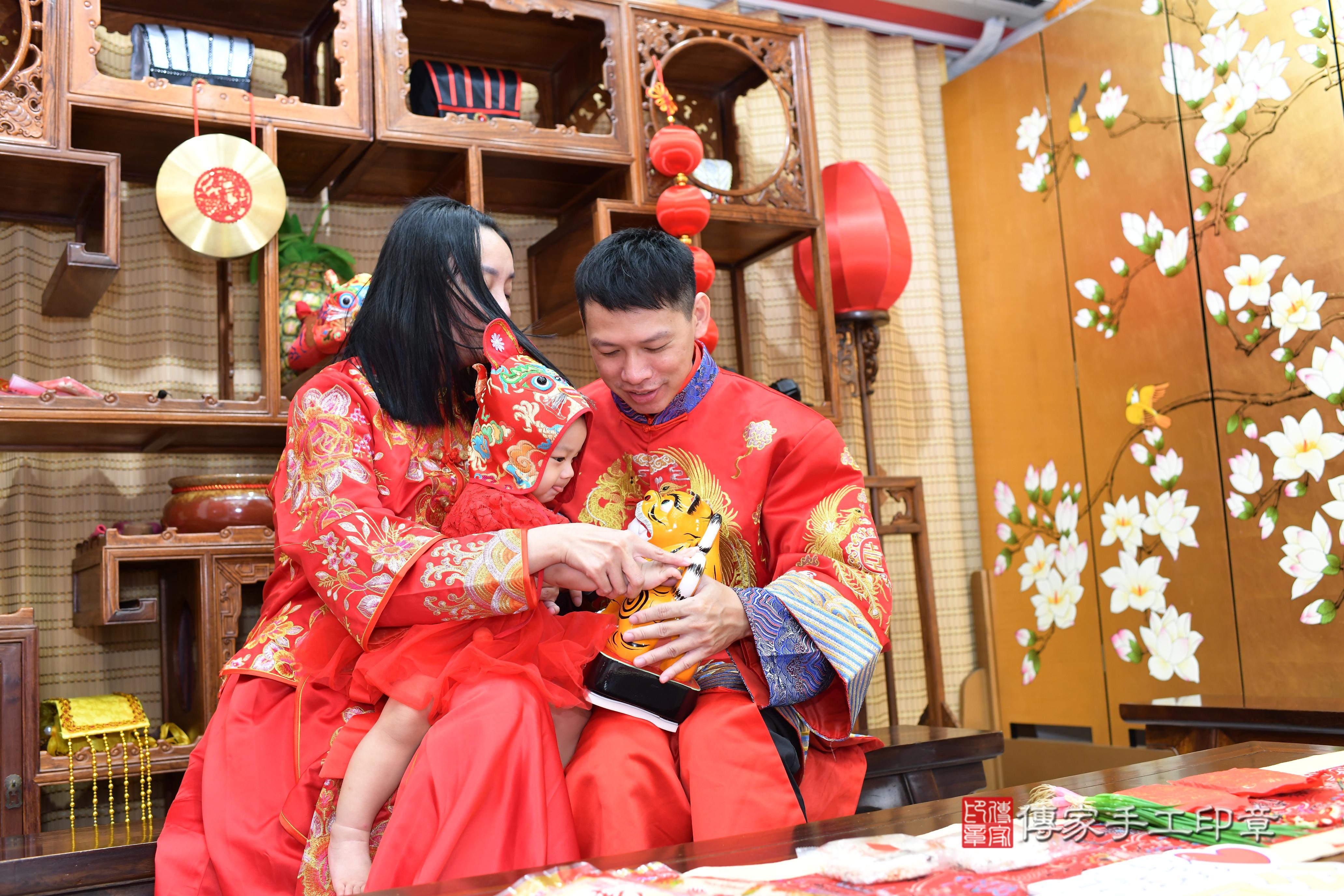 傳家手工印章台南店、抓周、度脺、中國風會場、傳家嬰兒古禮、吉祥話、抓周道具物品24種、拍照。抓周證書。寶寶抓周、滿周歲、生日快樂、祝福