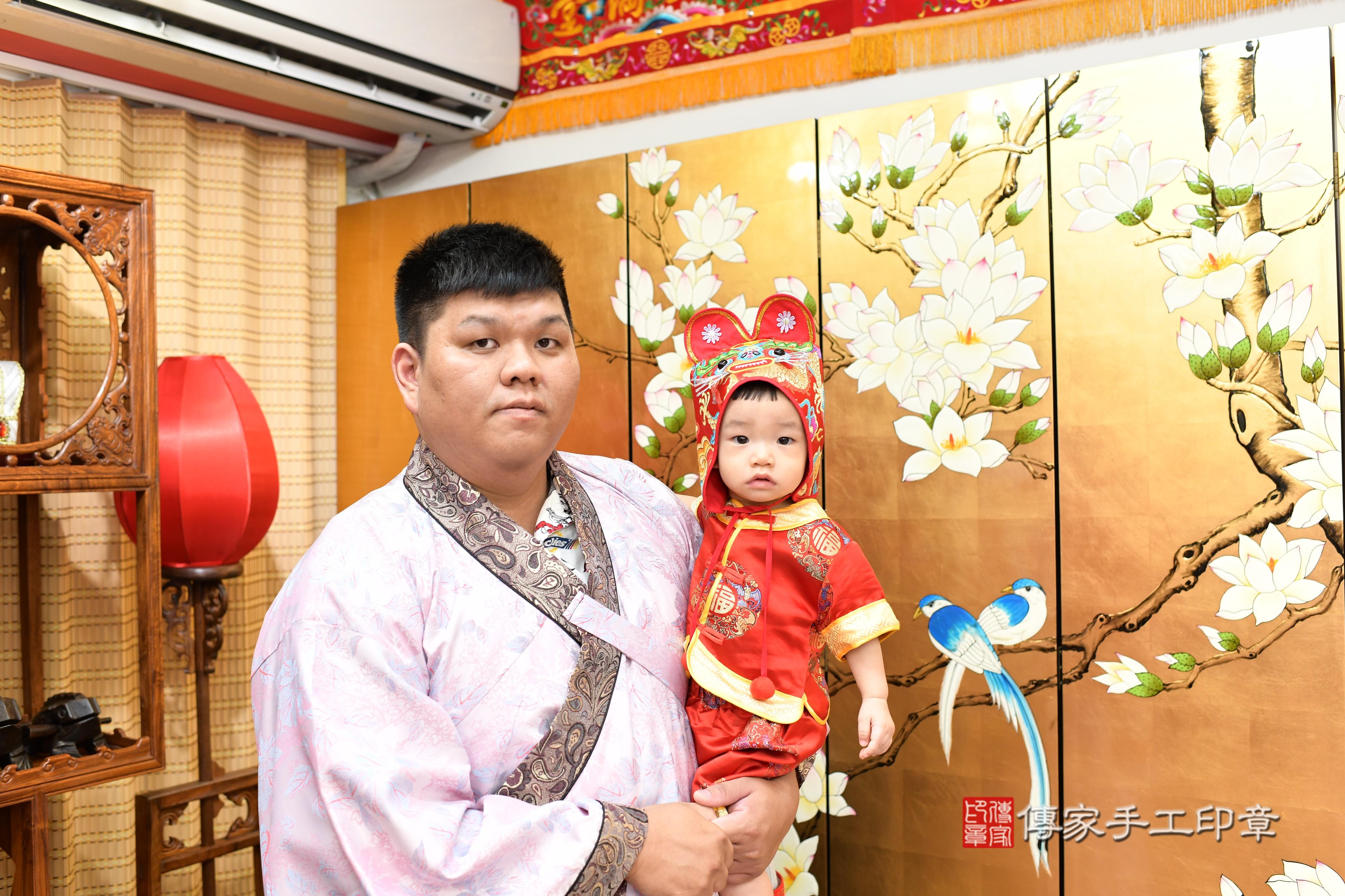 傳家手工印章台南店、抓周、度脺、中國風會場、傳家嬰兒古禮、吉祥話、抓周道具物品24種、拍照。抓周證書。寶寶抓周、滿周歲、生日快樂、祝福