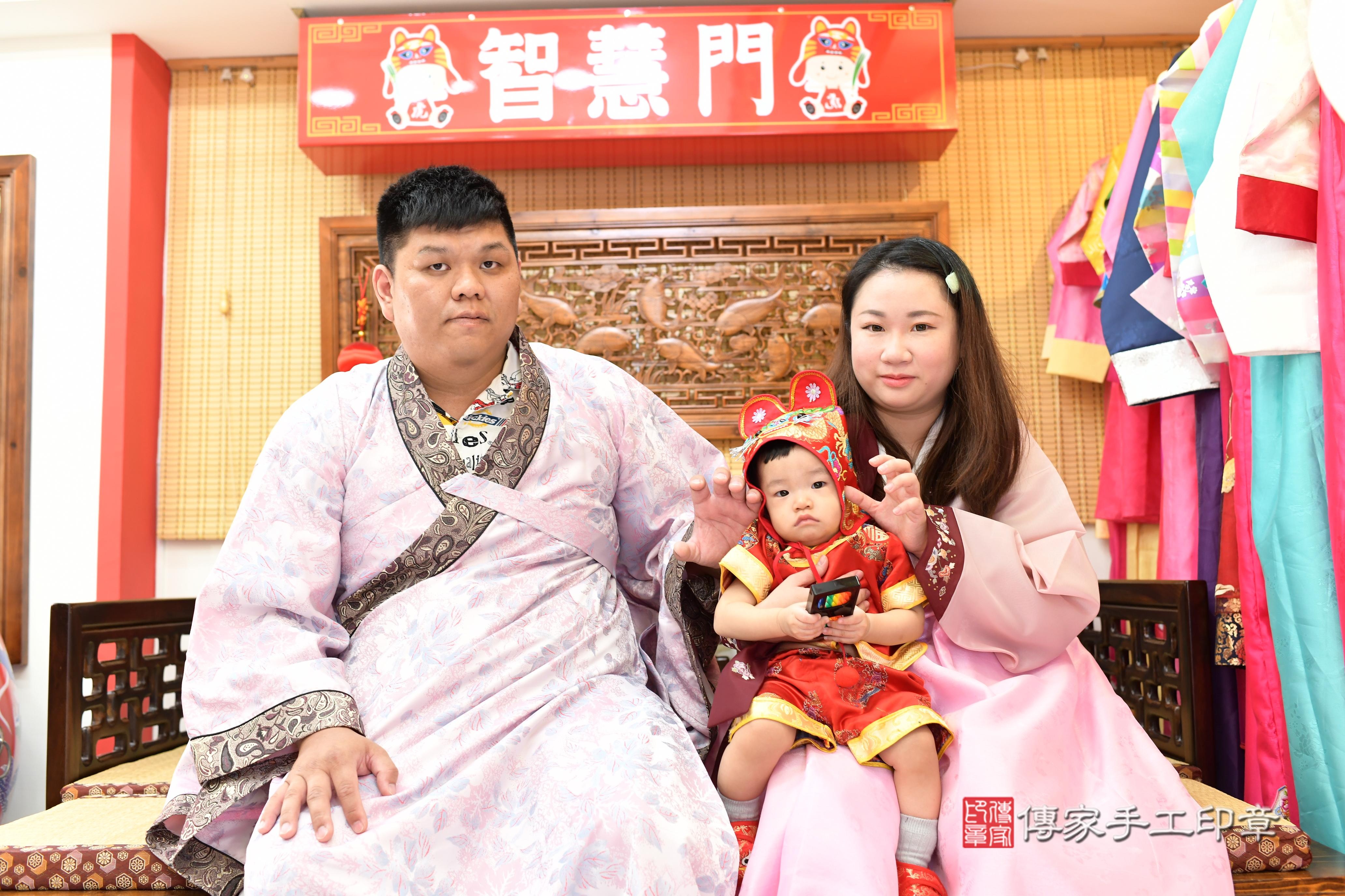 傳家手工印章台南店、抓周、度脺、中國風會場、傳家嬰兒古禮、吉祥話、抓周道具物品24種、拍照。抓周證書。寶寶抓周、滿周歲、生日快樂、祝福