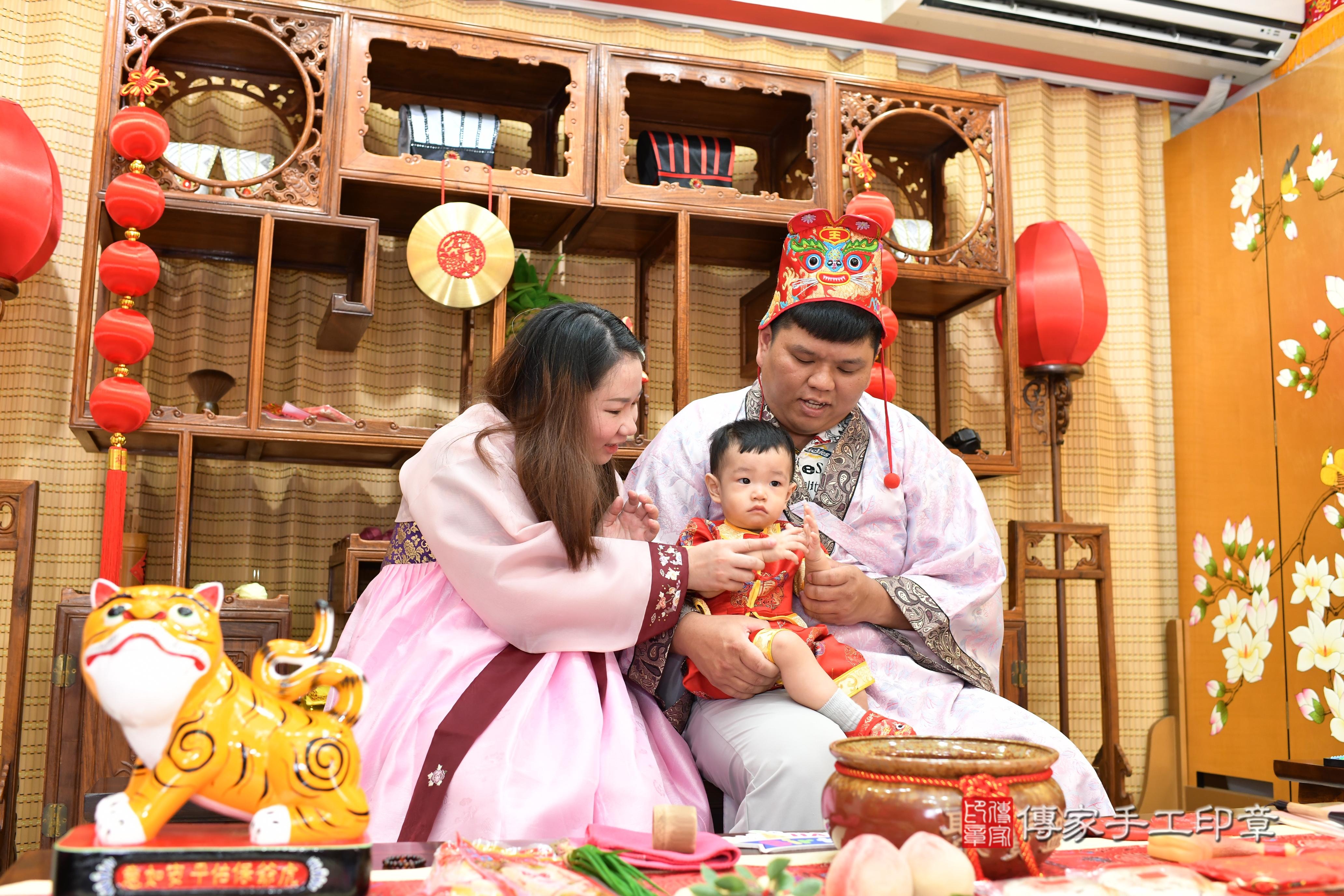 傳家手工印章台南店、抓周、度脺、中國風會場、傳家嬰兒古禮、吉祥話、抓周道具物品24種、拍照。抓周證書。寶寶抓周、滿周歲、生日快樂、祝福