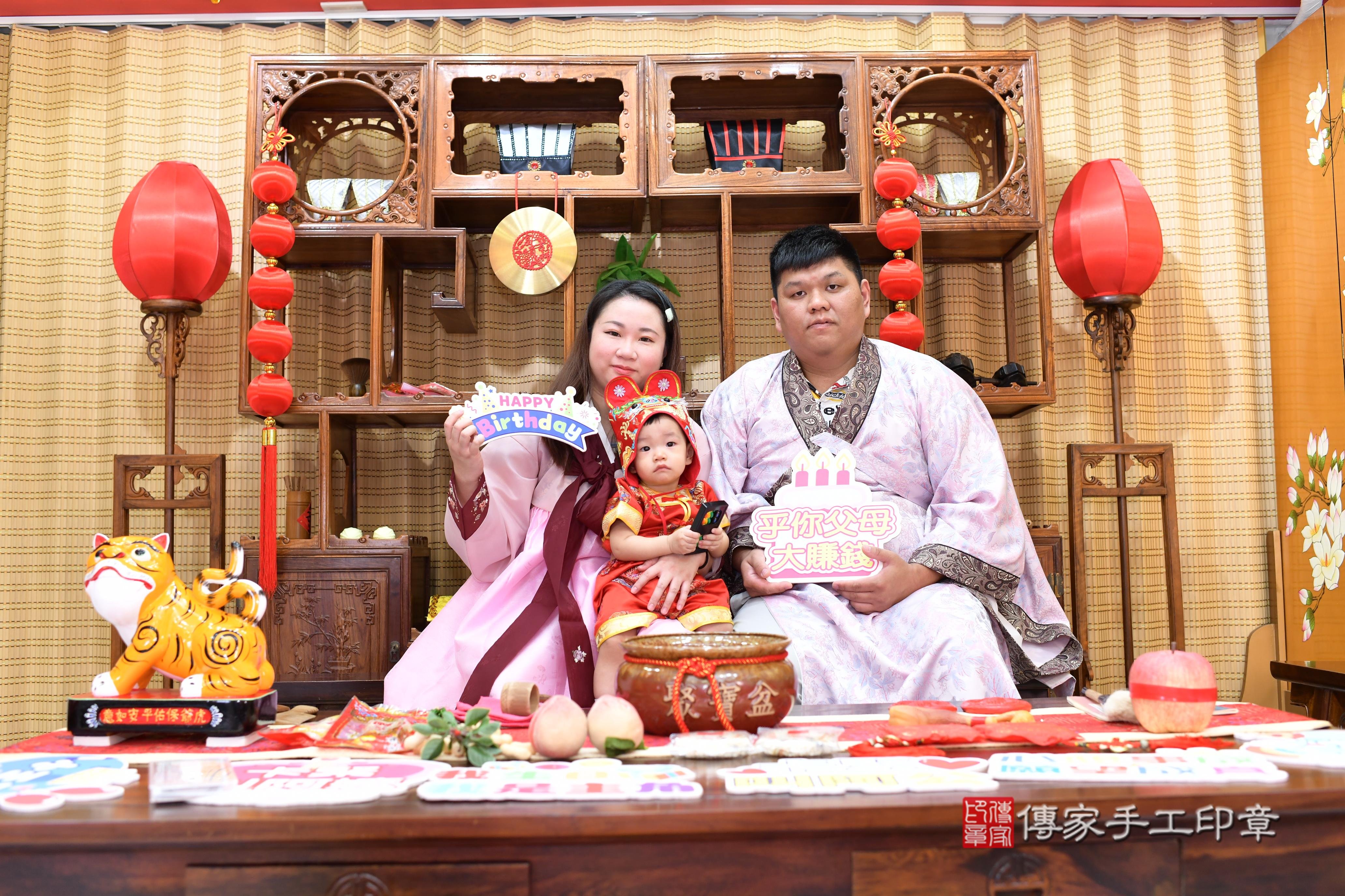 傳家手工印章台南店、抓周、度脺、中國風會場、傳家嬰兒古禮、吉祥話、抓周道具物品24種、拍照。抓周證書。寶寶抓周、滿周歲、生日快樂、祝福