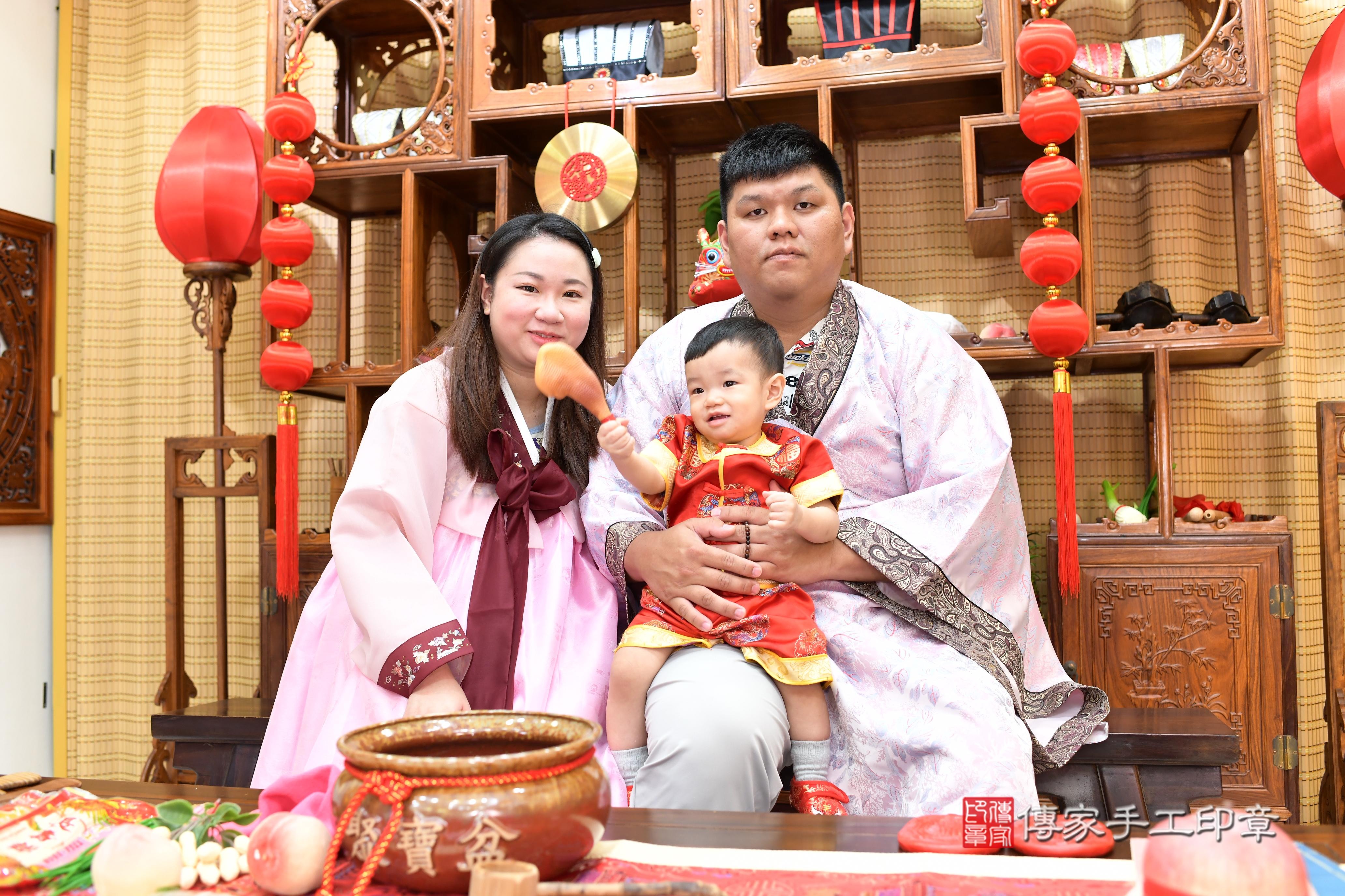 傳家手工印章台南店、抓周、度脺、中國風會場、傳家嬰兒古禮、吉祥話、抓周道具物品24種、拍照。抓周證書。寶寶抓周、滿周歲、生日快樂、祝福