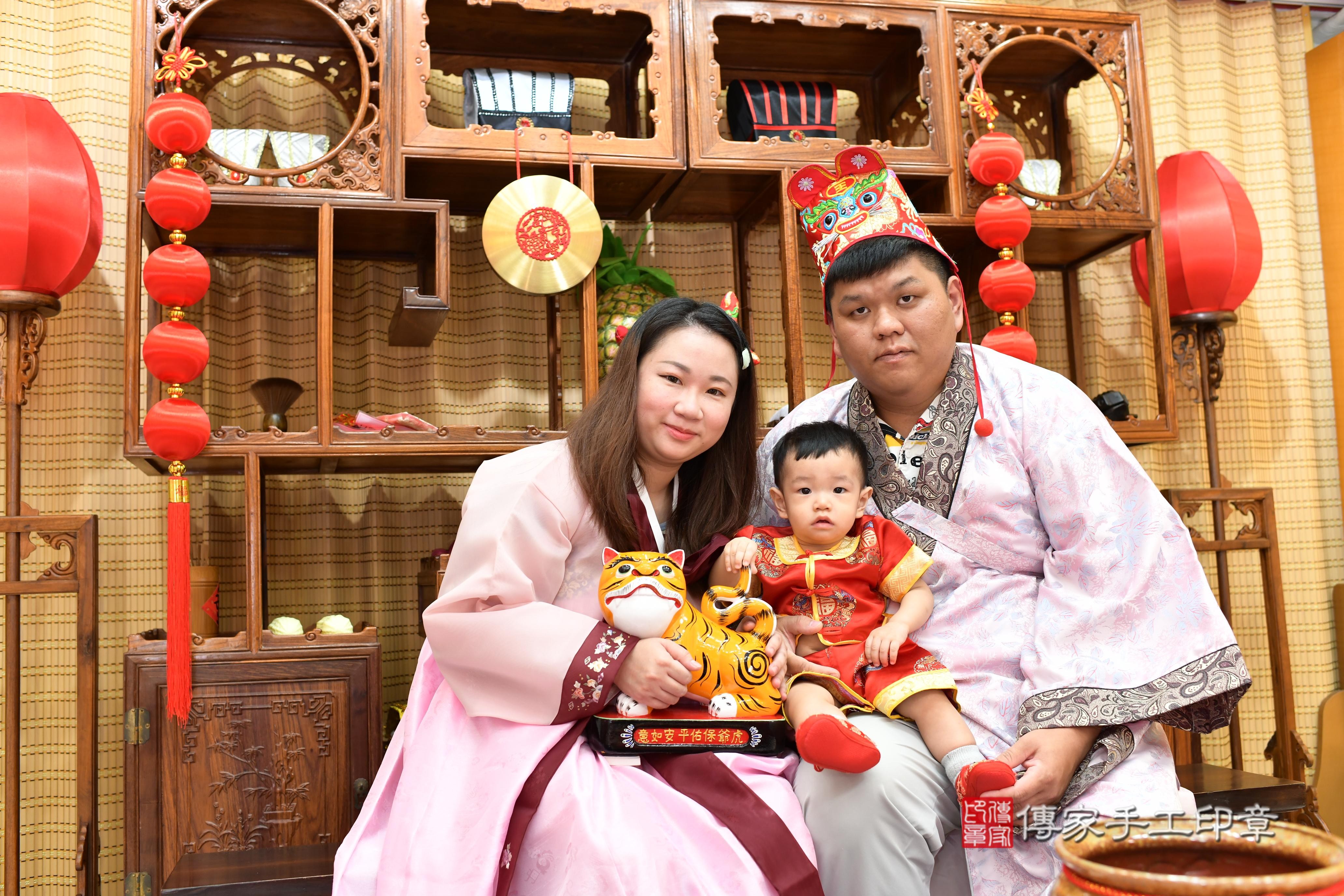 傳家手工印章台南店、抓周、度脺、中國風會場、傳家嬰兒古禮、吉祥話、抓周道具物品24種、拍照。抓周證書。寶寶抓周、滿周歲、生日快樂、祝福