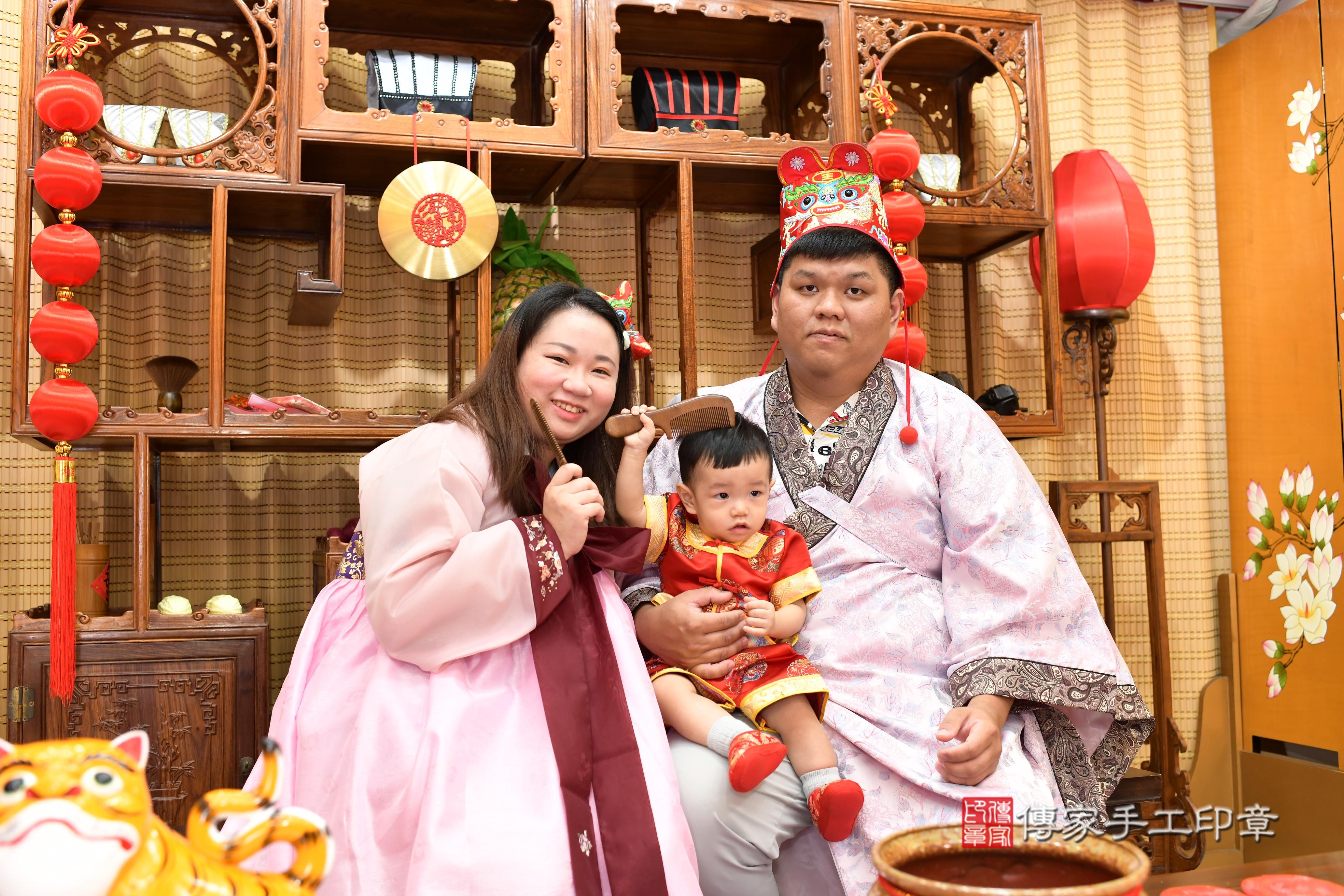 傳家手工印章台南店、抓周、度脺、中國風會場、傳家嬰兒古禮、吉祥話、抓周道具物品24種、拍照。抓周證書。寶寶抓周、滿周歲、生日快樂、祝福
