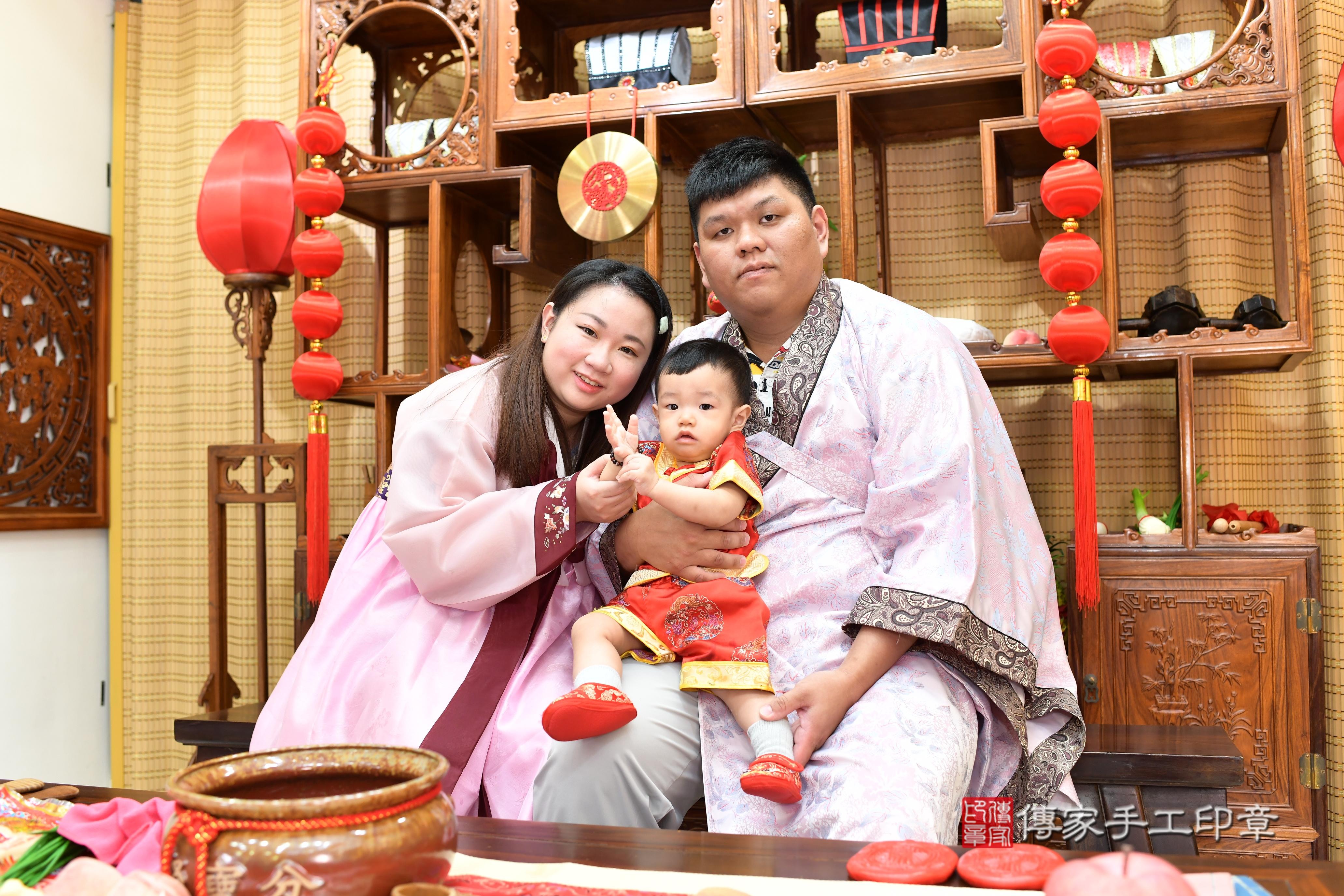 傳家手工印章台南店、抓周、度脺、中國風會場、傳家嬰兒古禮、吉祥話、抓周道具物品24種、拍照。抓周證書。寶寶抓周、滿周歲、生日快樂、祝福