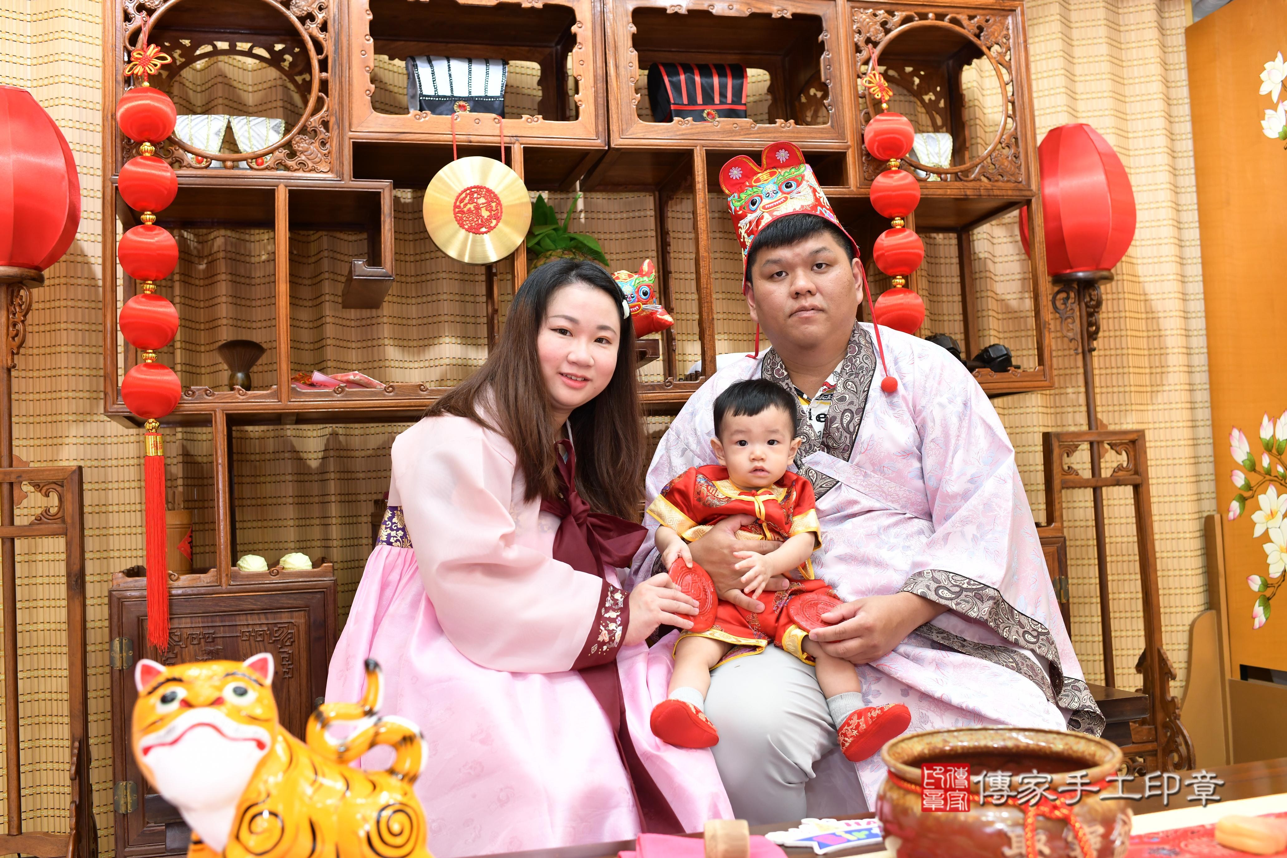 傳家手工印章台南店、抓周、度脺、中國風會場、傳家嬰兒古禮、吉祥話、抓周道具物品24種、拍照。抓周證書。寶寶抓周、滿周歲、生日快樂、祝福