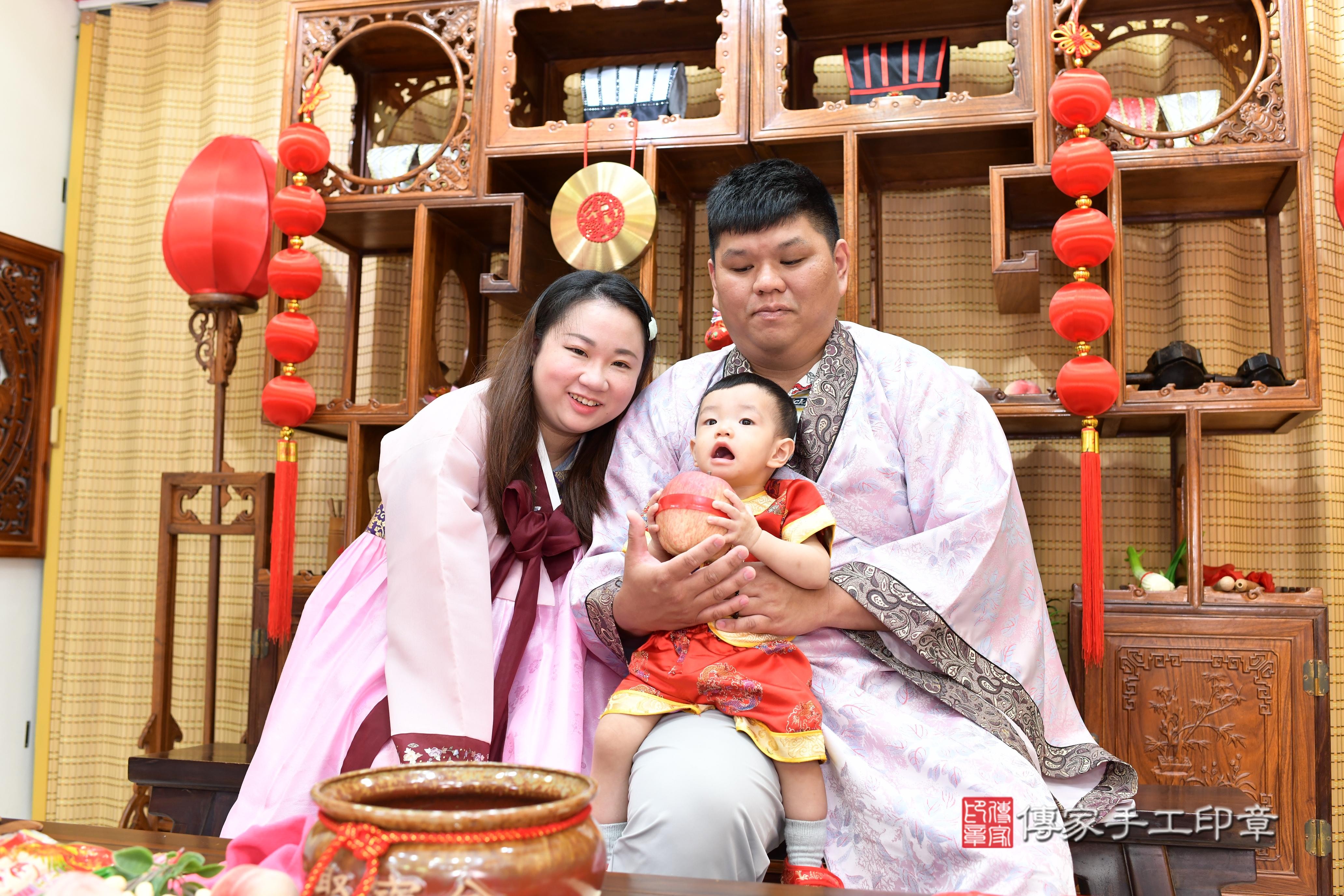 傳家手工印章台南店、抓周、度脺、中國風會場、傳家嬰兒古禮、吉祥話、抓周道具物品24種、拍照。抓周證書。寶寶抓周、滿周歲、生日快樂、祝福